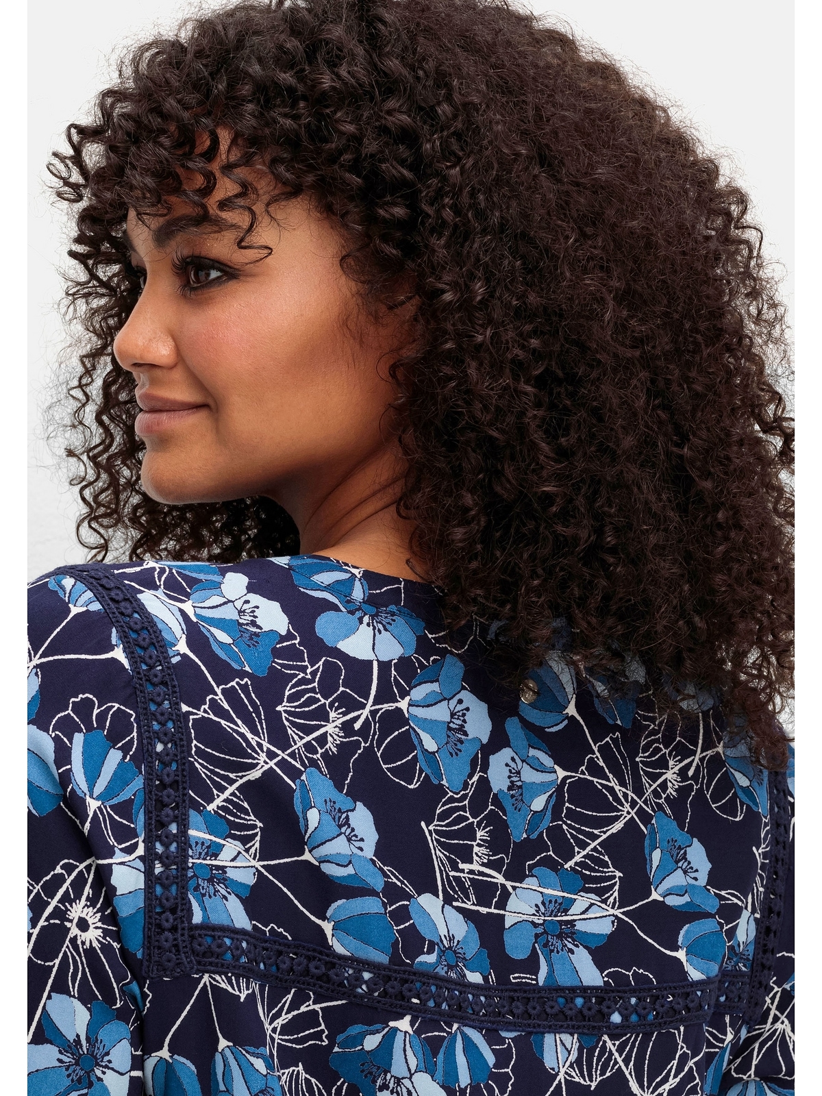 Sheego Druckbluse »Große Größen«, mit Blütenprint und Spitzenborte