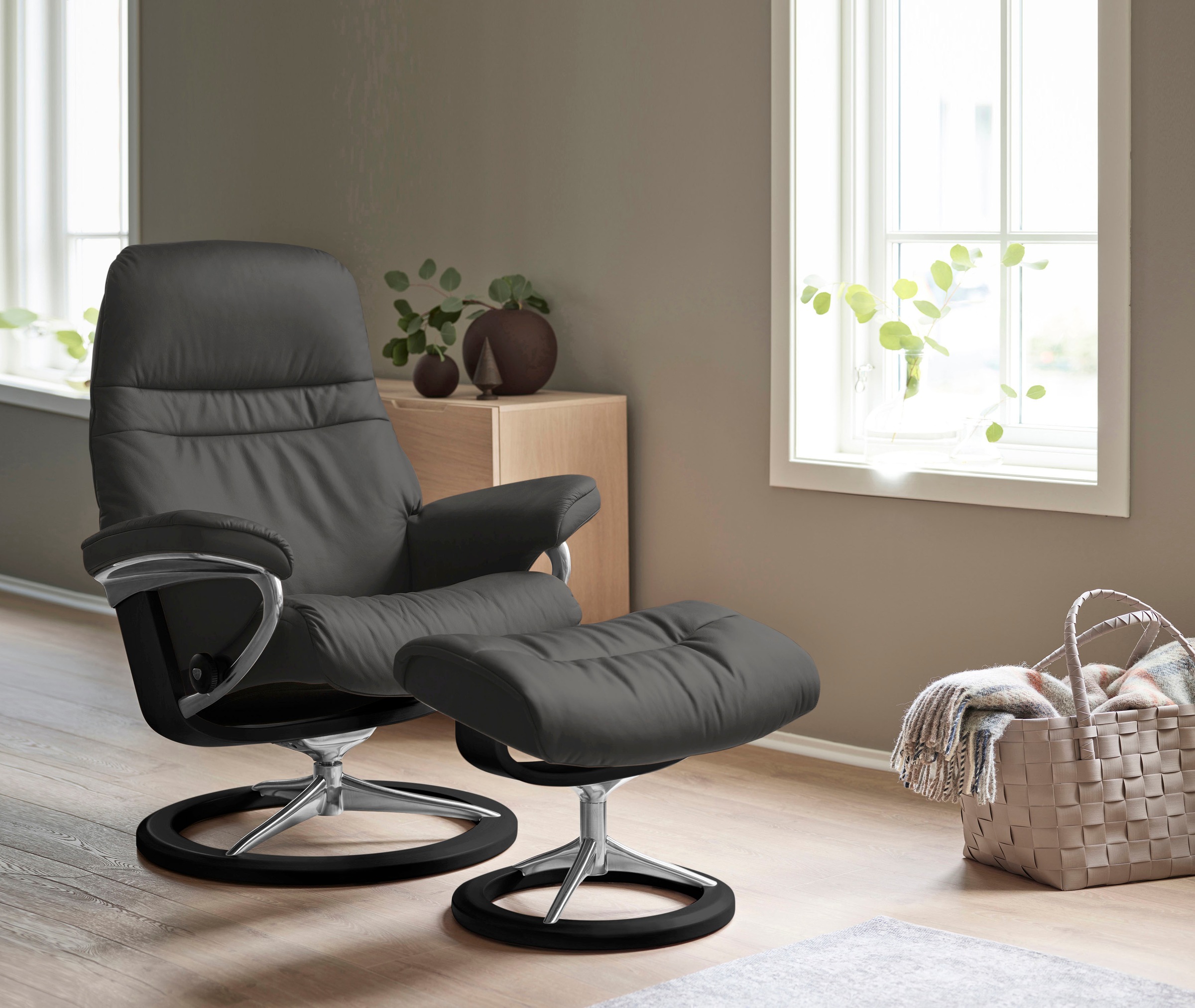 Thumbnail - Stressless "Sunrise" Relaxsessel mit Hocker, mit Signature Base, Größe M, Gestell Schwarz
