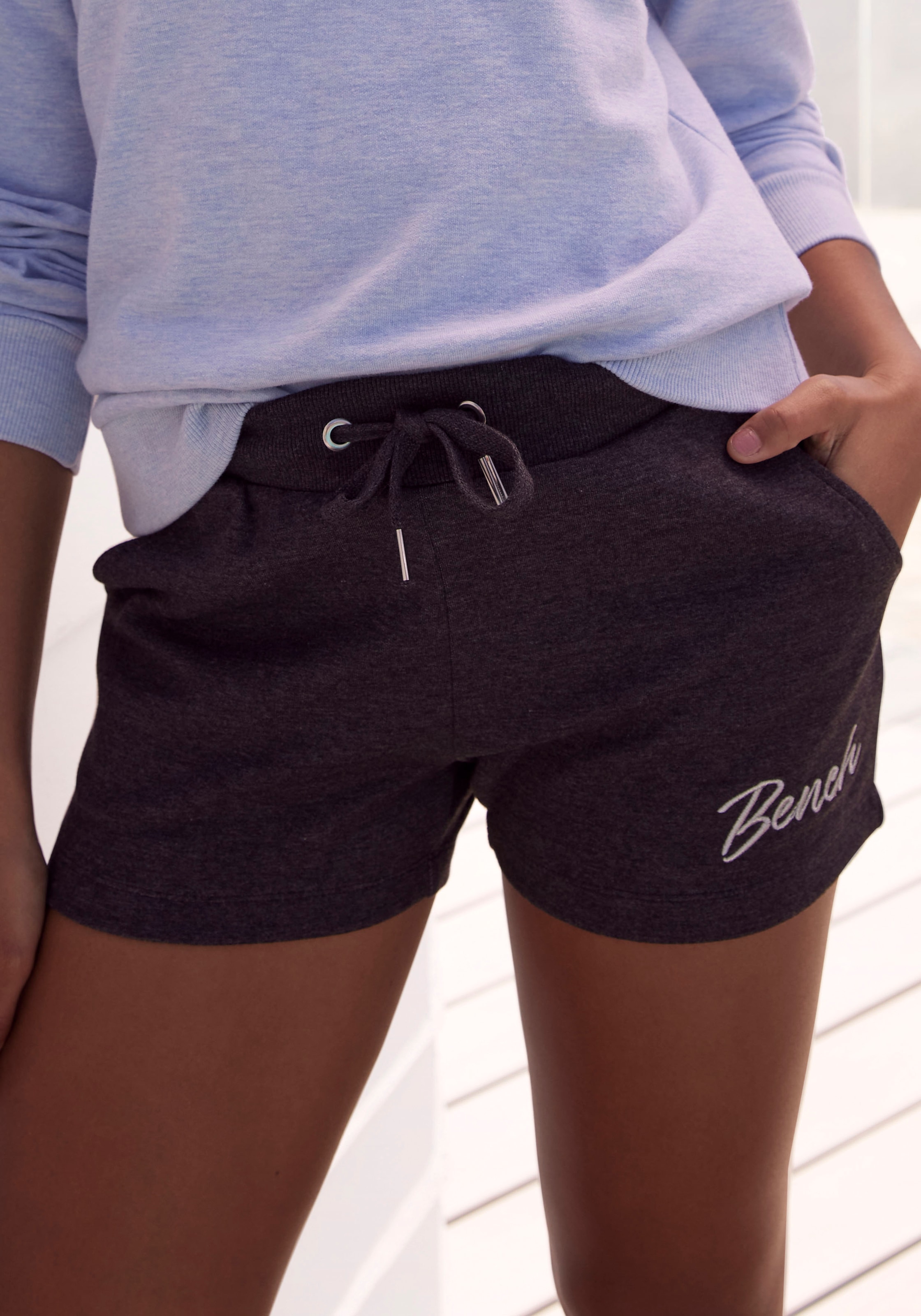 kaufen Lounge-Shorts«, glänzenden kleiner Relaxshorts Eingrifftaschen, »-Sweatshorts, BAUR und Bench. für mit | Logostickerei Loungewear