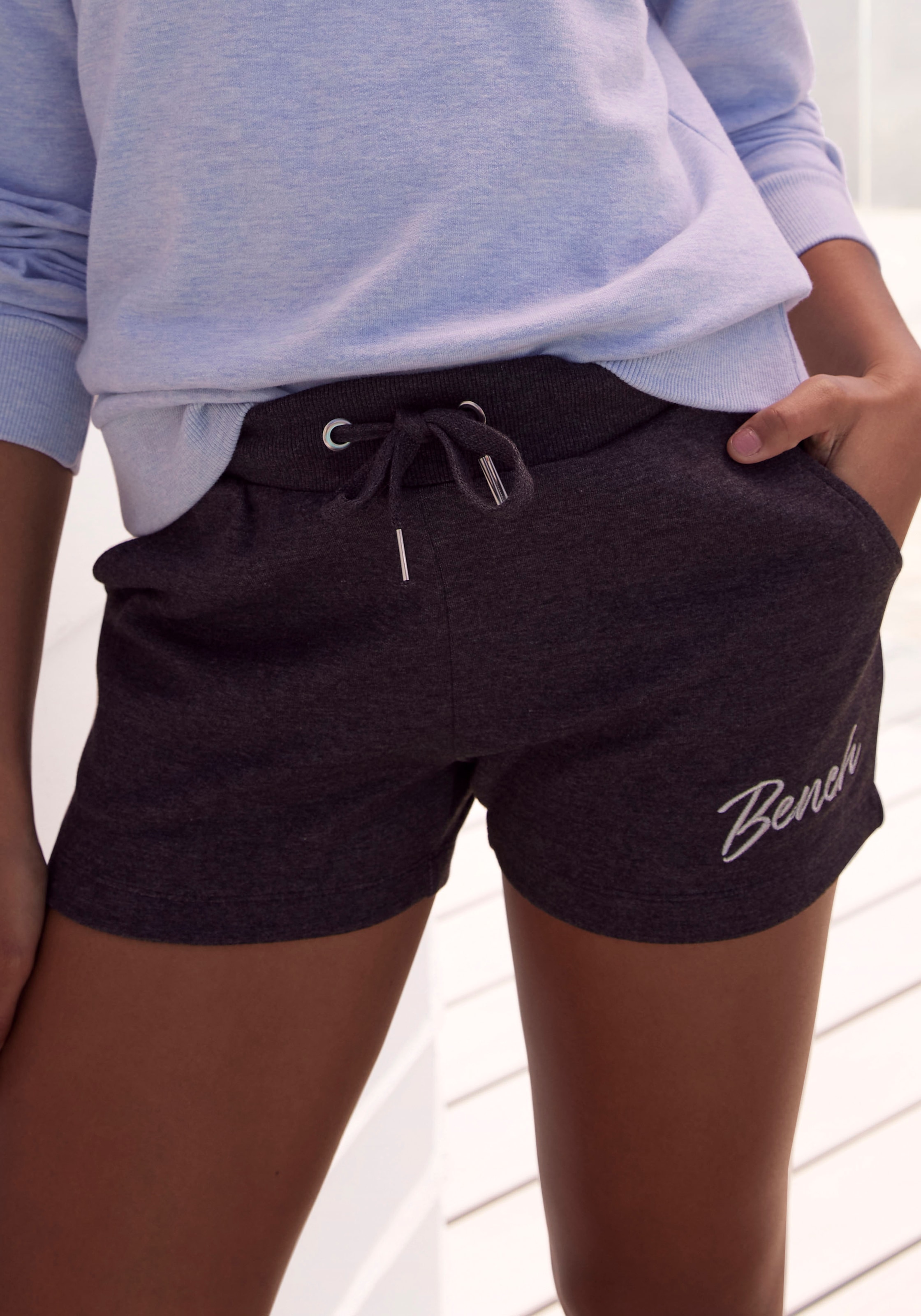 Bench. Loungewear Relaxshorts, mit kleiner glänzenden Logostickerei, Loungewear