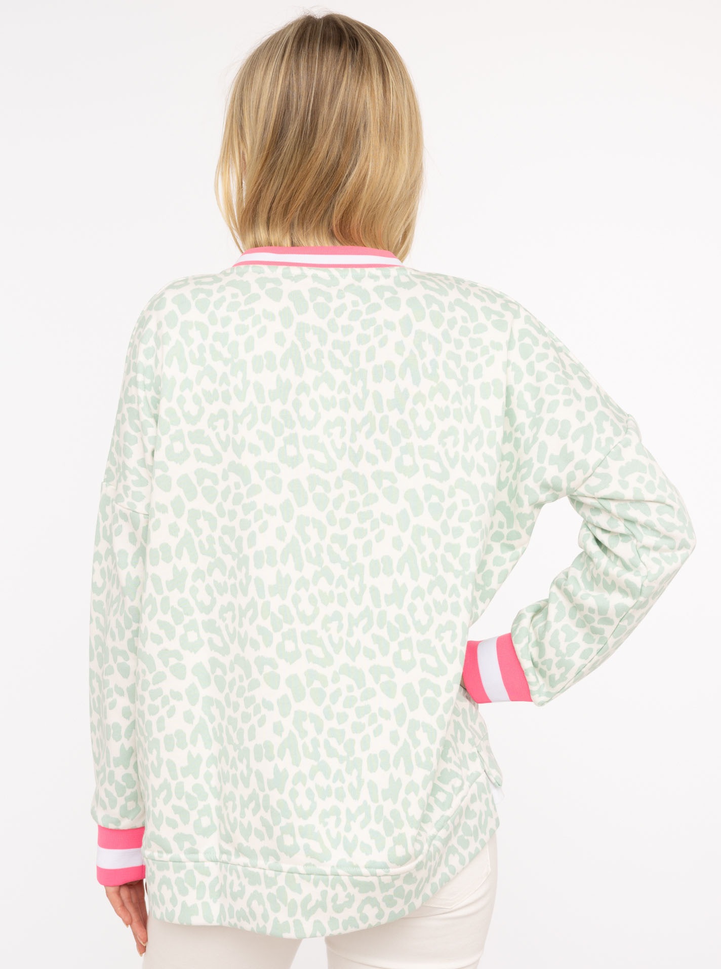 Thumbnail - Zwillingsherz Sweatshirt ""Leo Pastell"", mit V-Ausschnitt, gestreiften Bündchen und WILD Applikation