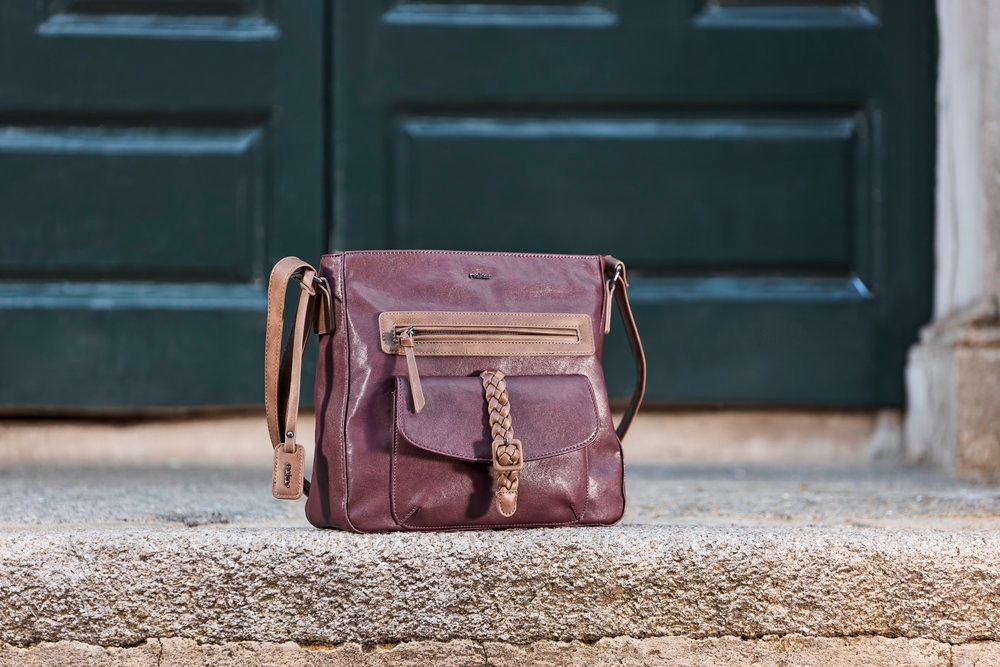 Rieker Umhängetasche Damen Schultertasche, Vortasche mit geflochtenem Riemchenverschluss
