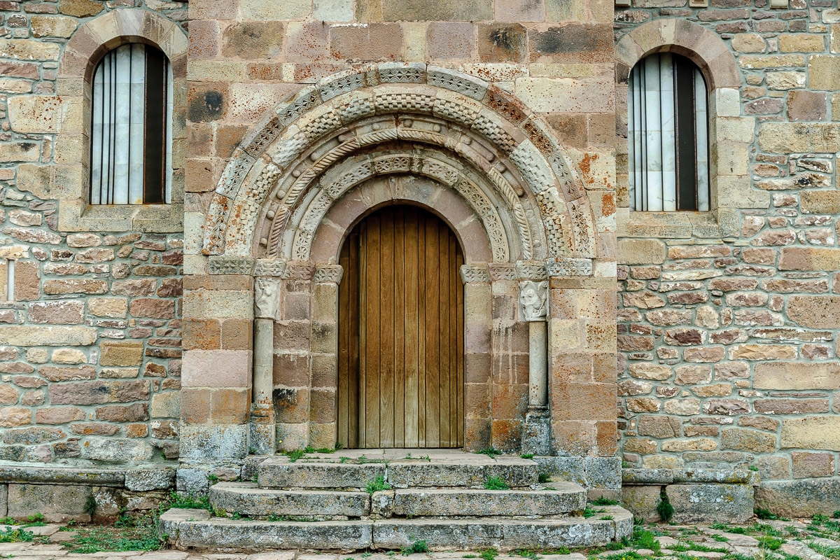 Papermoon Fototapete »Romanische Tür«