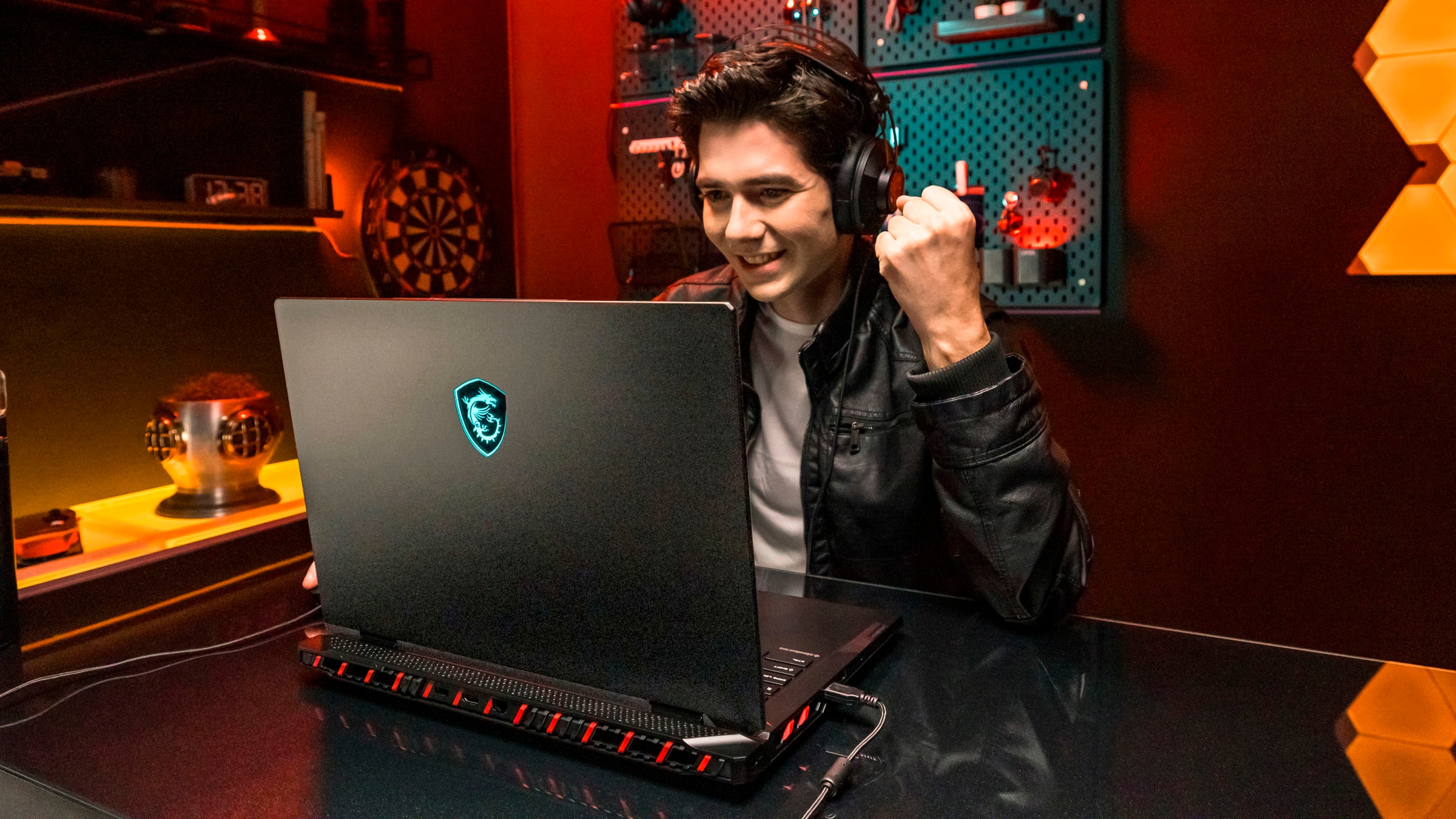 MSI Gaming-Notebook »Raider 18 HX AI A2XWJG-074«, 45,8 cm, / 18 Zoll, Intel, Core Ultra 9, GeForce RTX 5090, 2 GB SSD