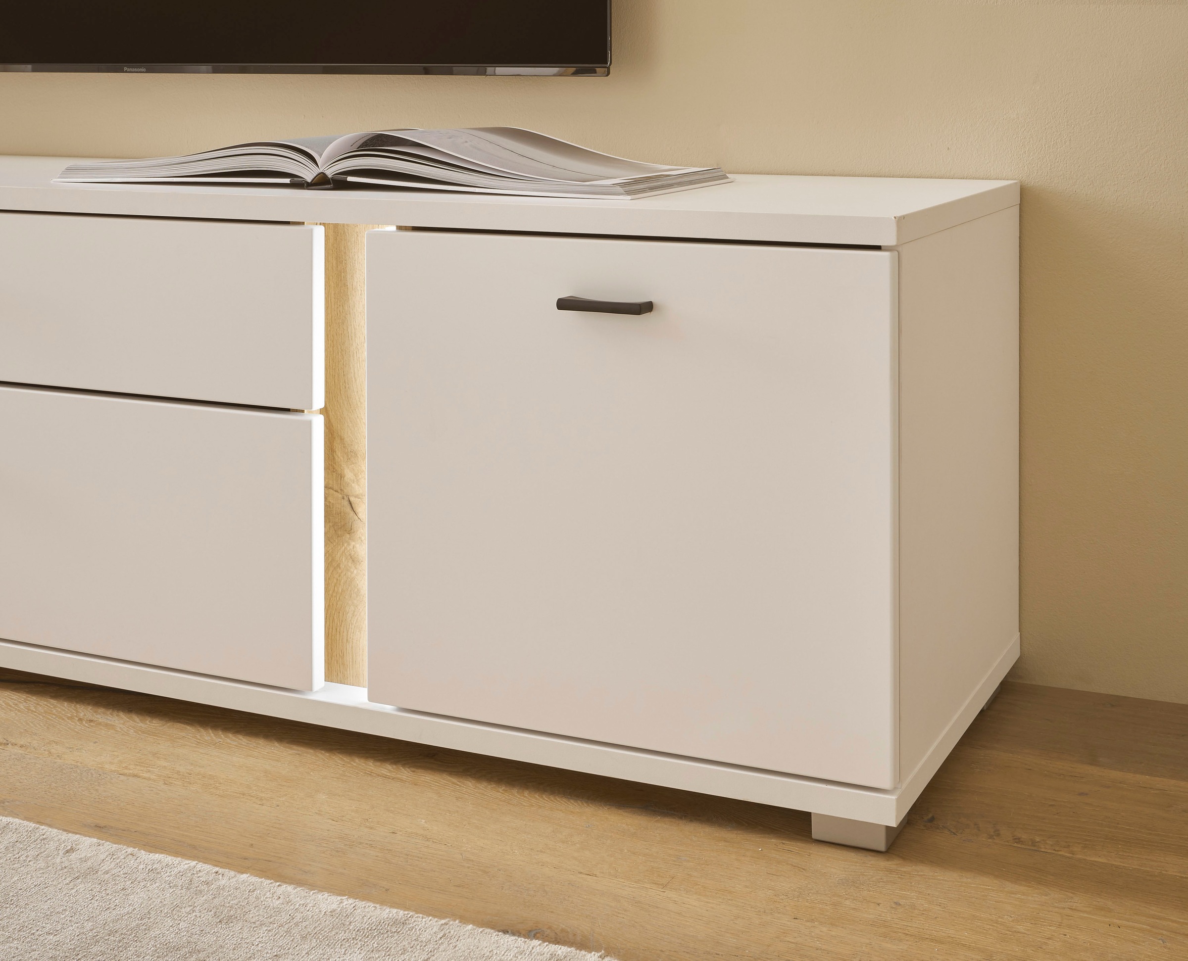 INOSIGN Lowboard »LONG ISLAND«, (1 St.), in moderner Trendfarbe,inklusive senkrechter Beleuchtung,Breite 150 cm