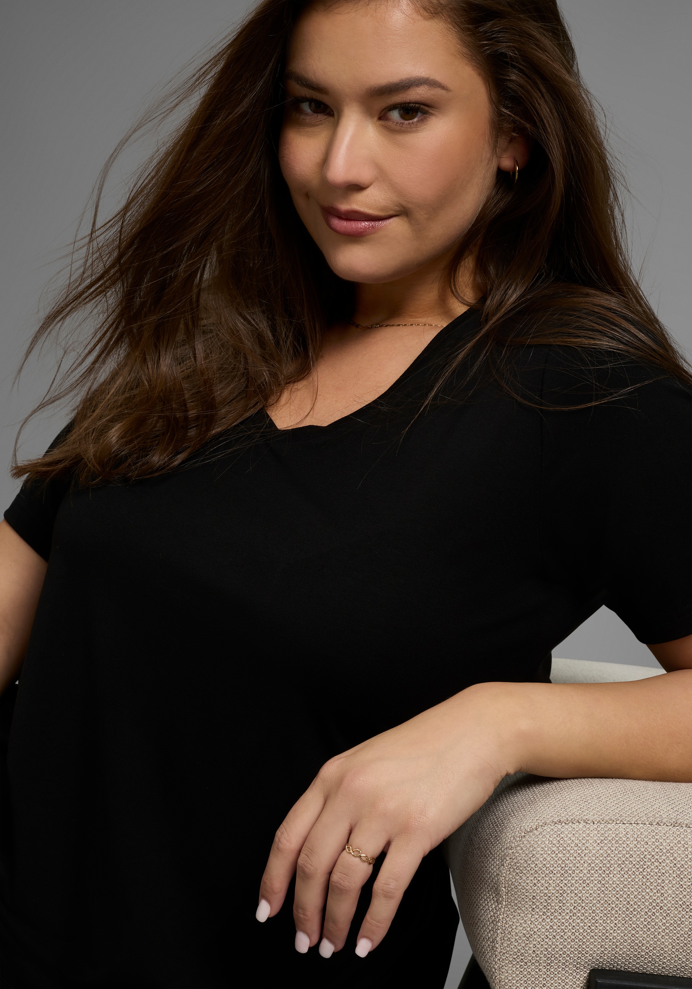 Thumbnail - Laura Scott CURVE T-Shirt, mit V-Ausschnitt aus fließender Viskose - GROSSE GRÖSSE