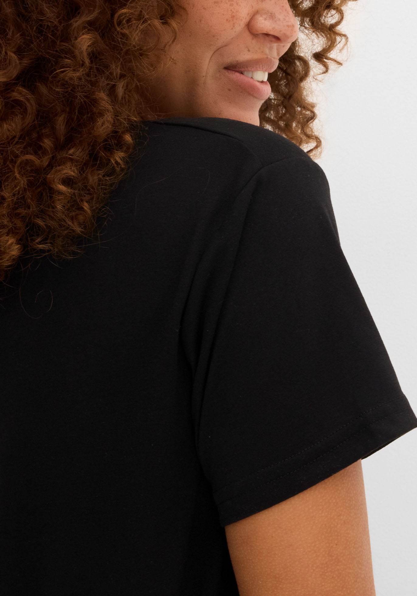 bonprix T-Shirt lockere Passform, Kurzarm-Design, V-Ausschnitt