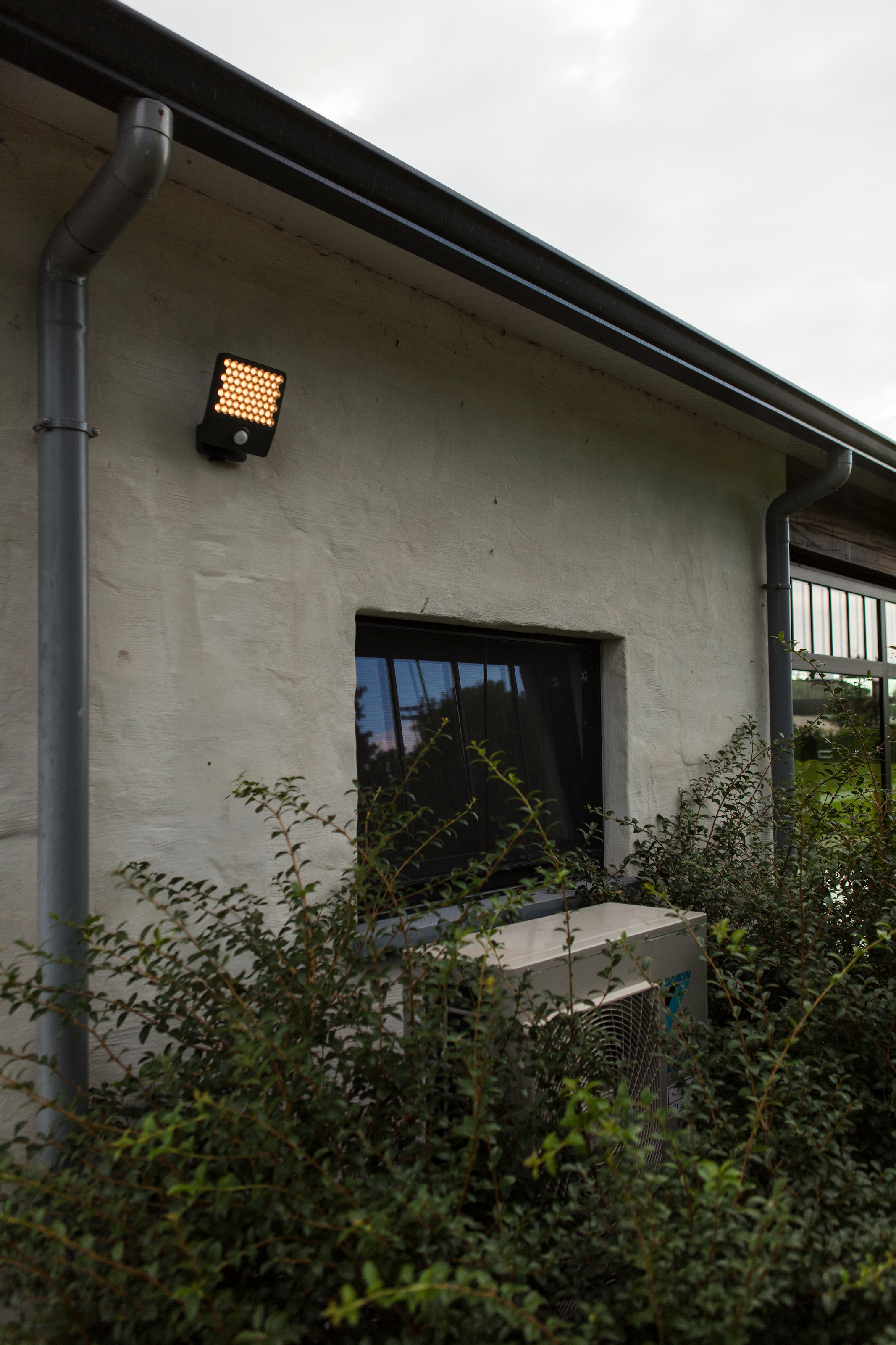 LUTEC LED Außen-Wandleuchte »LED-Aussenwandleuchte ATLANTIS medium«, 1 flammig, Leuchtmittel LED-Board | LED fest integriert, mit Sensor, schwenkbar