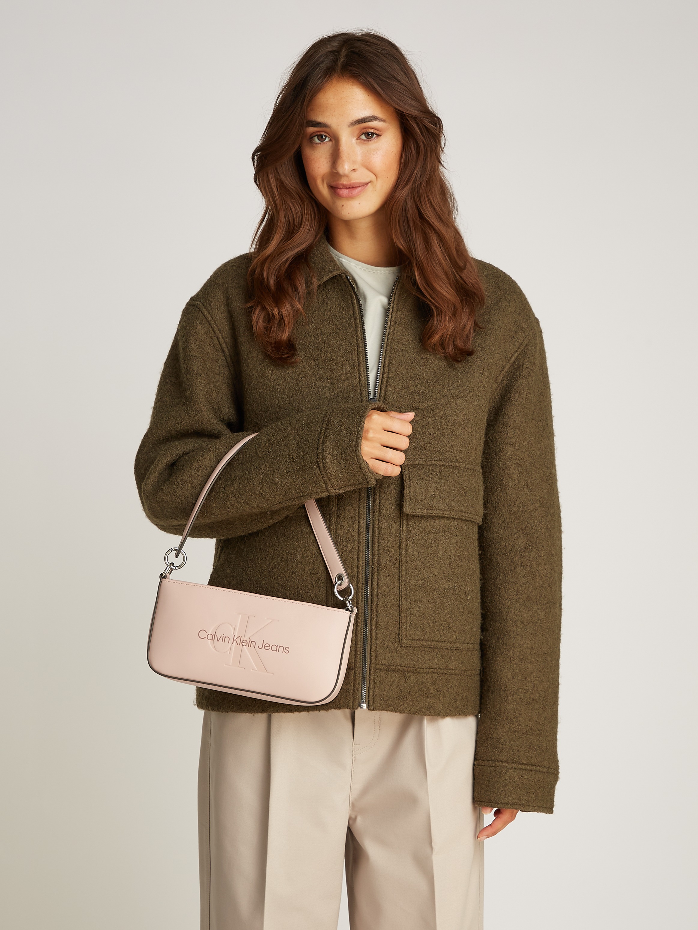 Calvin Klein Jeans Schultertasche »SCULPTED SHOULDER POUCH25 MONO«, Handtasche Damen mit großflächigem Markenlogo vorne