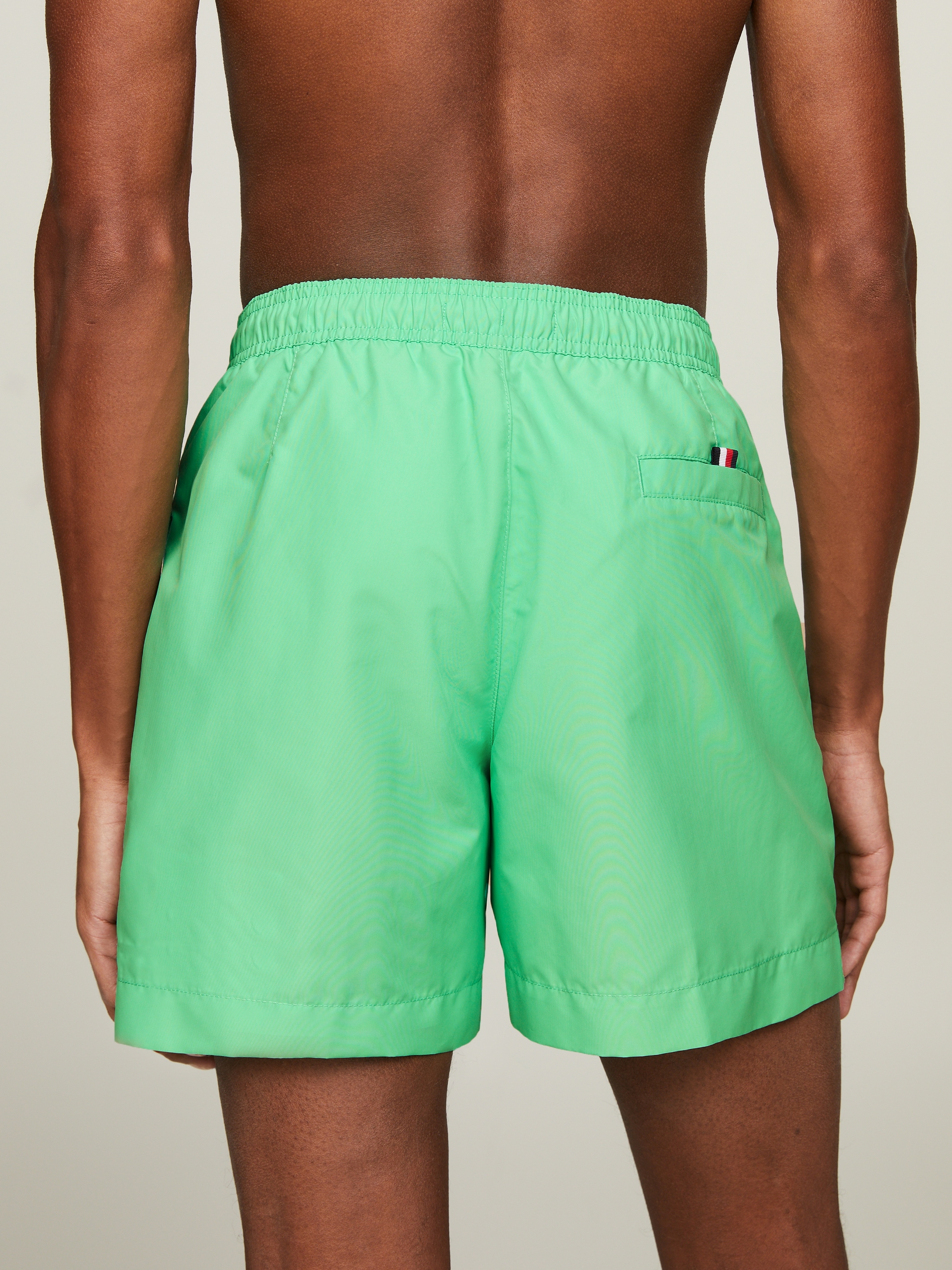 Tommy Hilfiger Swimwear Badeshorts »MEDIUM DRAWSTRING«, mit Markenlabel an der Hüfte