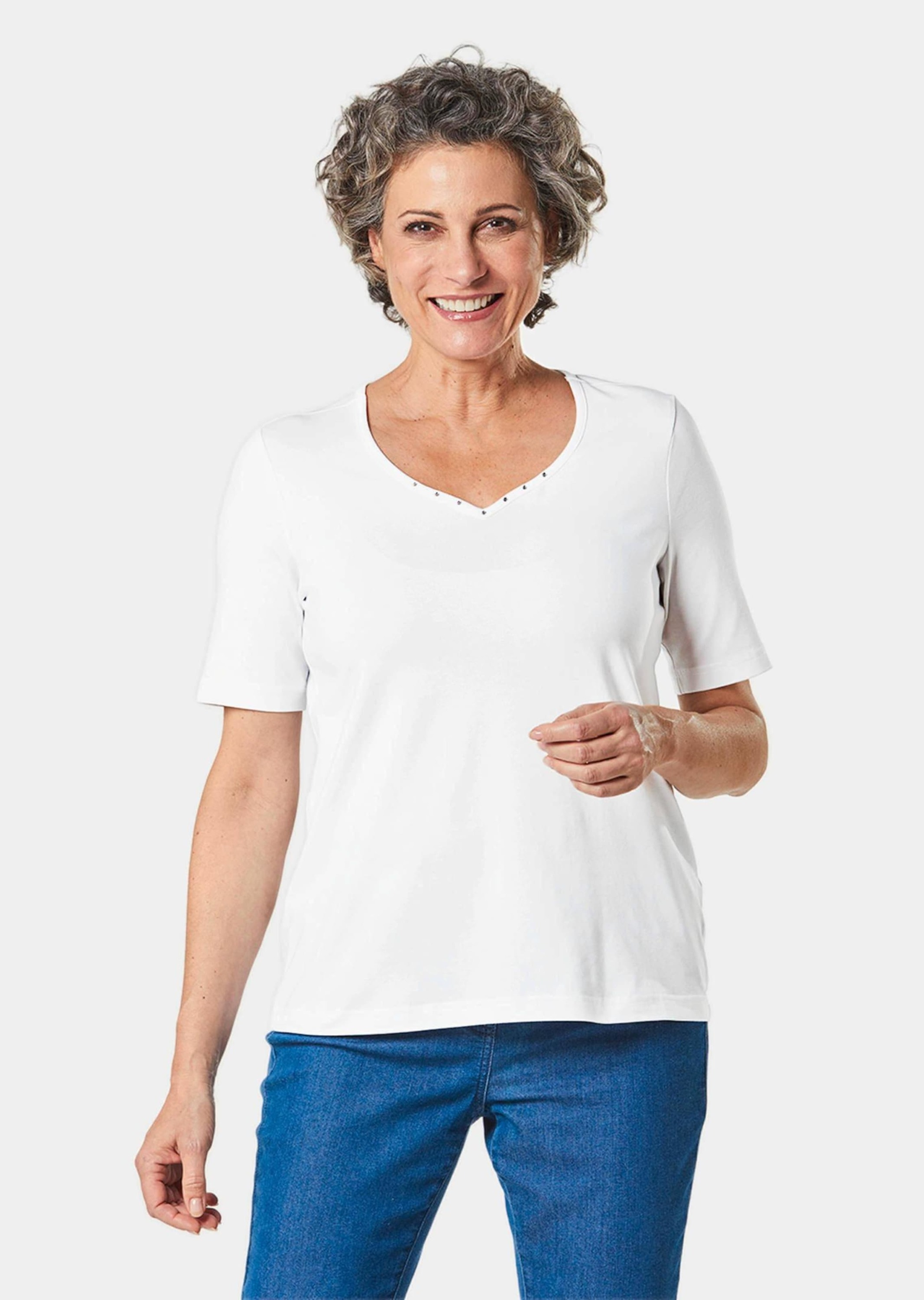 Langarm-Poloshirt GOLDNER "Kurzgröße Halbarm Basic-Shirt aus Baumwolle", Damen, Gr. 22, weiß, Obermaterial: 95% Baumwolle CO. 5% Elasthan EL., Tubular, Shirts, Ausschnitt in Herzform mit Schmucksteinen verziert 2