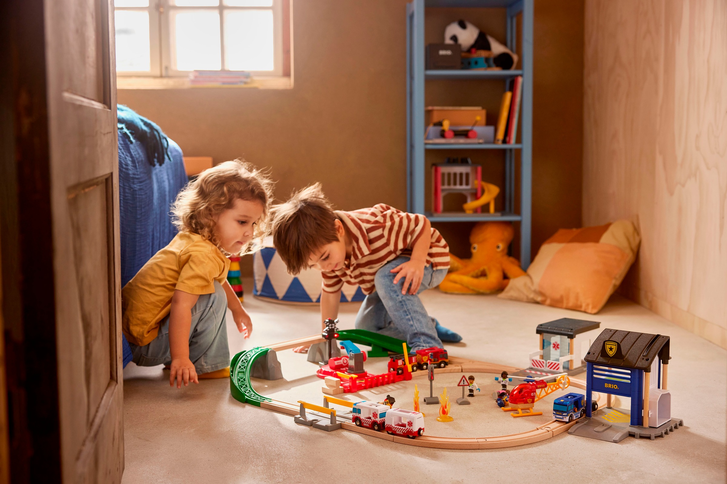 BRIO® Spielzeugeisenbahn-Erweiterung »BRIO® WORLD, Polizei und Feuerwehr Set Deluxe«, (Set), mit Licht und Soundfunktion; FSC® - schützt Wald - weltweit