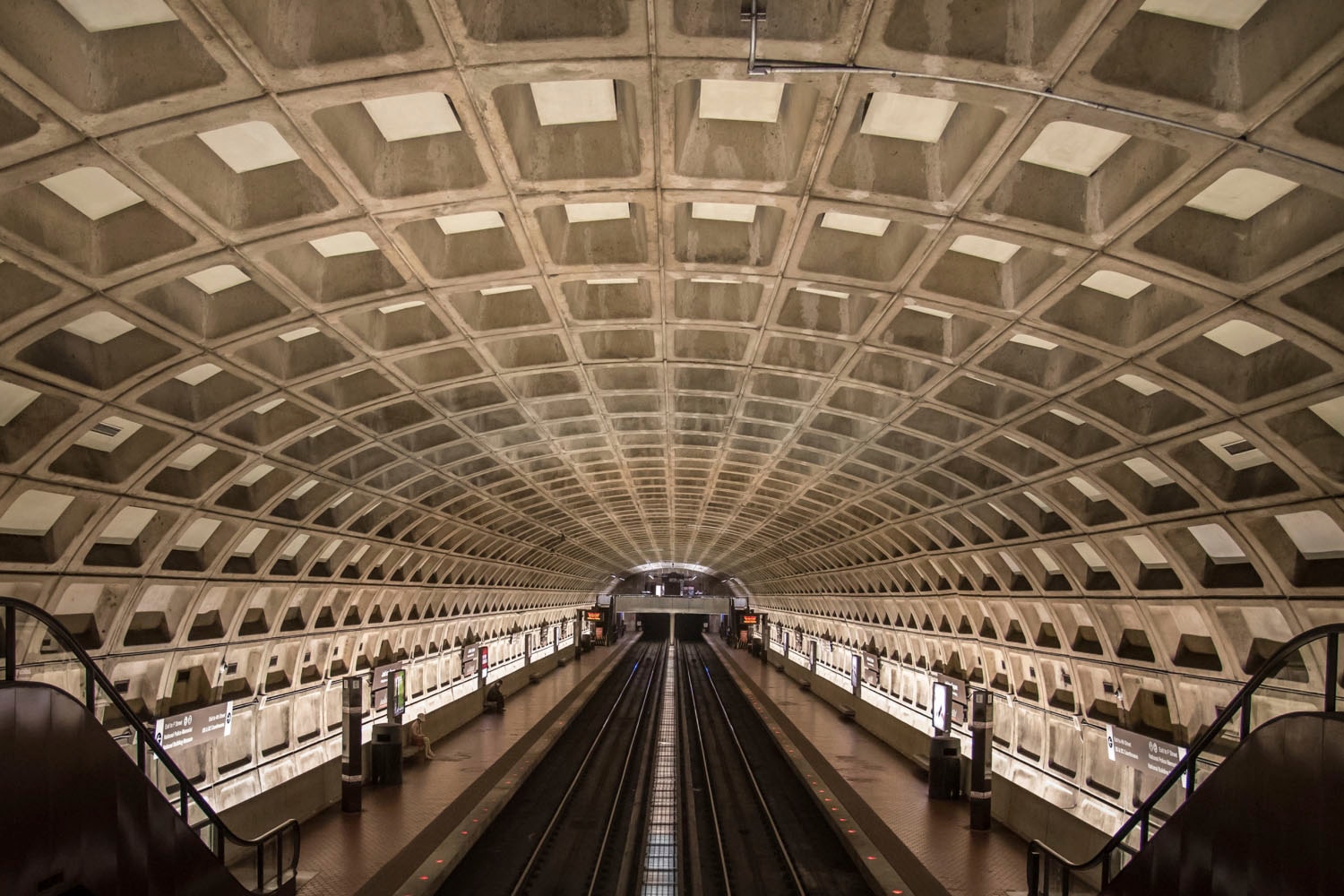 queence Acrylglasbild "U-Bahn Station" Gebäude  Kunst  Zugbilder  Züge Fine günstig online kaufen