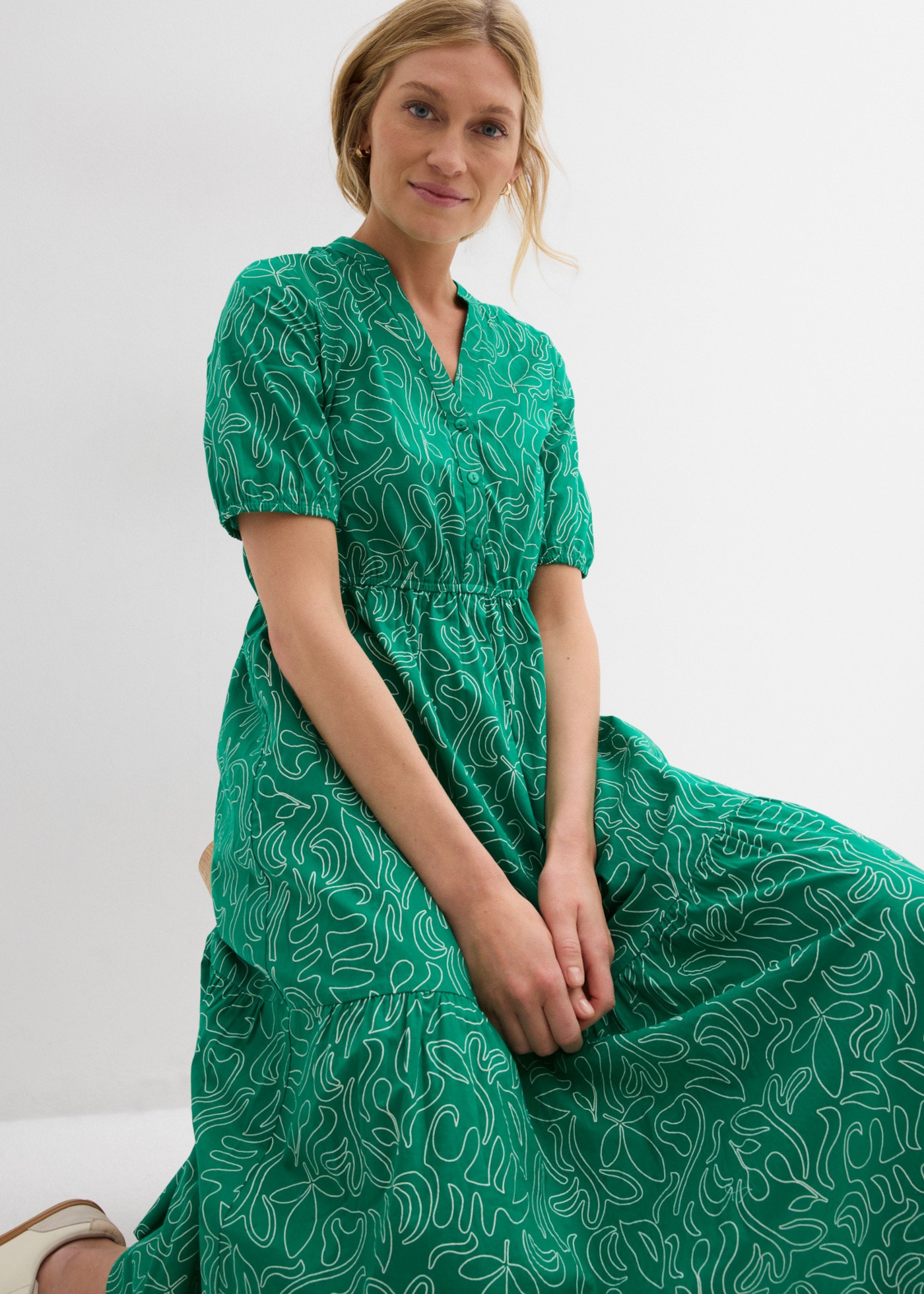 bonprix Midikleid körperumspielende Form, mit Henleykragen, Halbarm-Design
