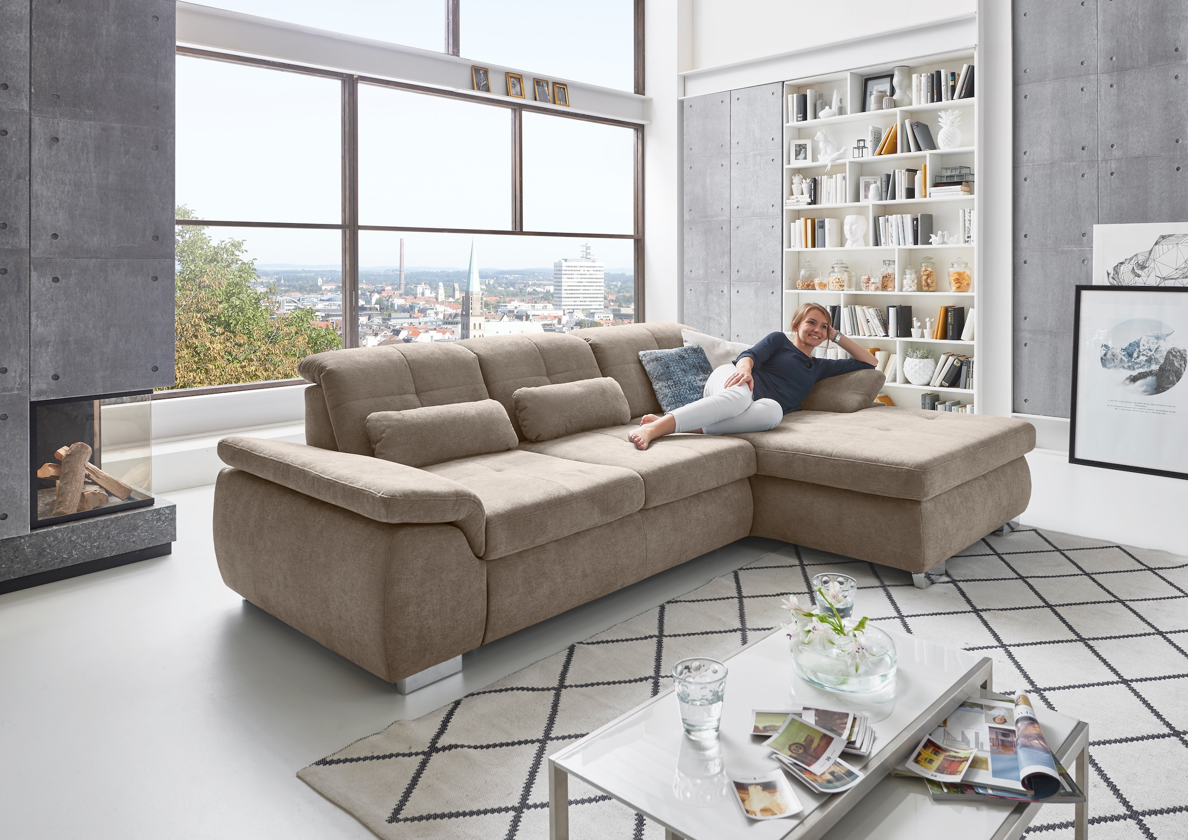 Die PlanBar Ecksofa "MP-IN16037 L-Form, Breite 289 cm, mit Federkern-Polsterung" mit Sitztiefenverstellung & Zierkissen