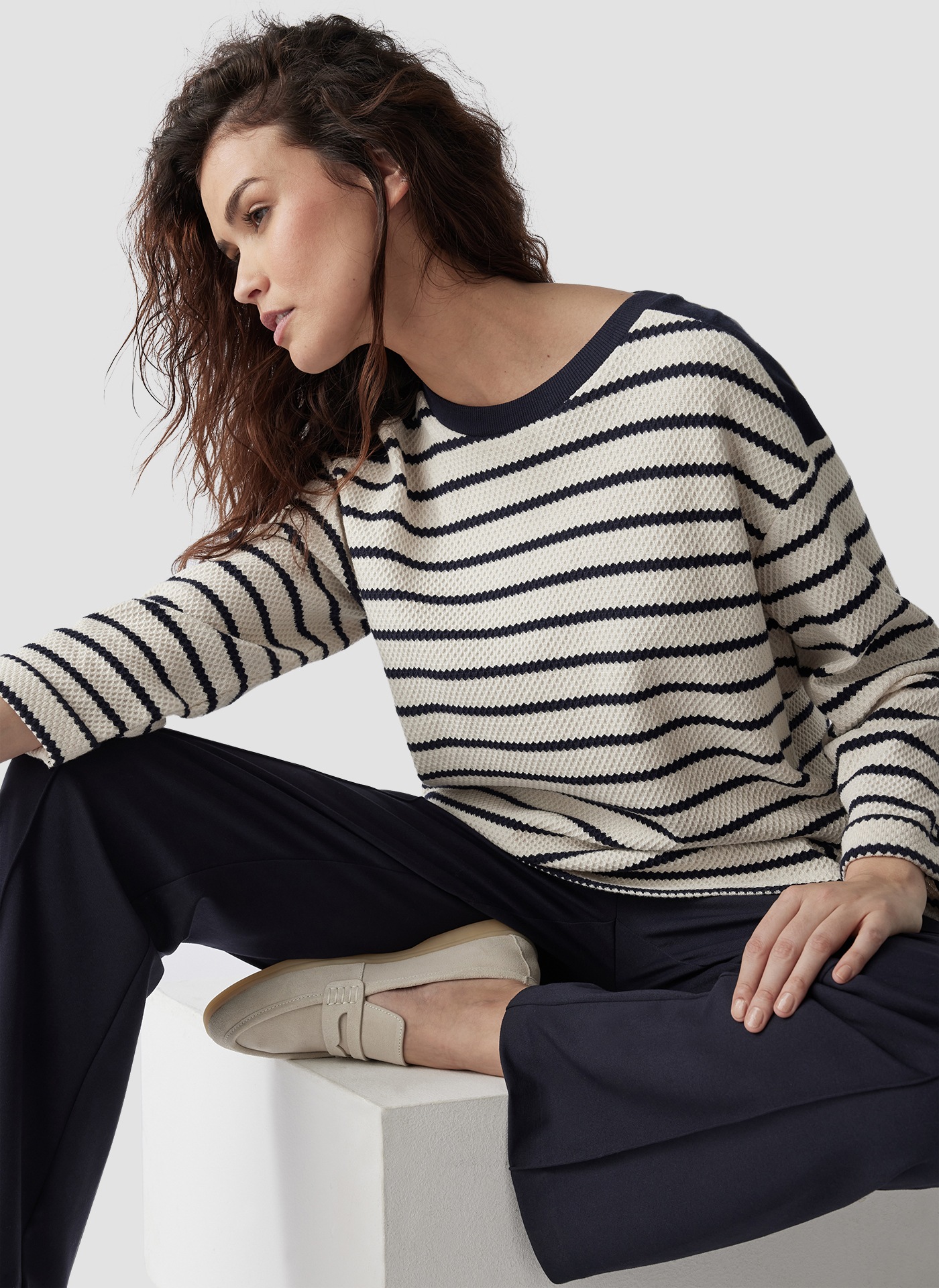 LeComte Sweatjacke »LeComte Gestreiftes Sweatshirt mit Details an Schulter und Ärmel«