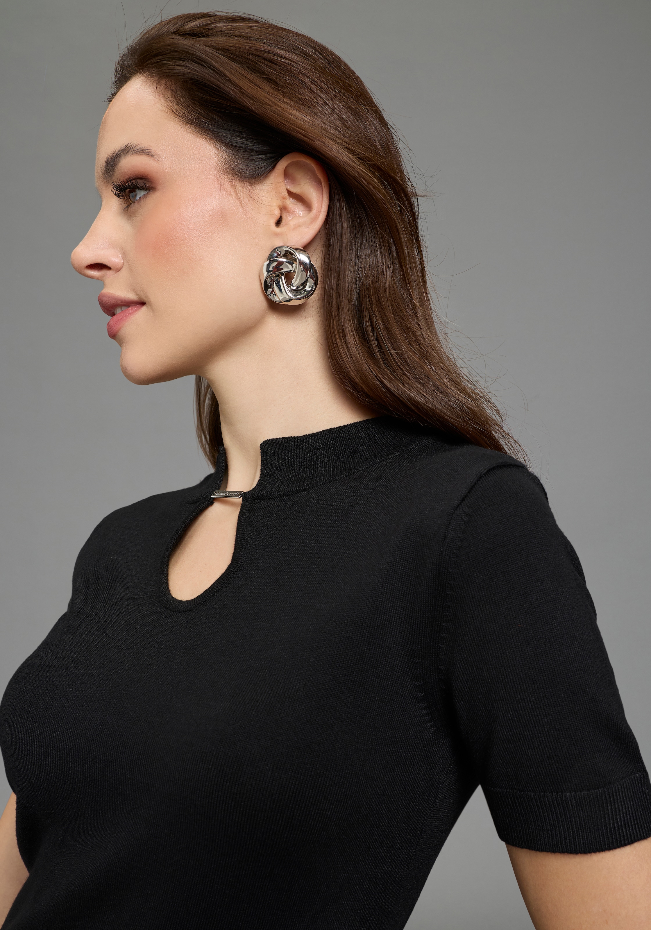 Bruno Banani Kurzarmpullover mit modischem Cut-Out und Schmuck-Detail