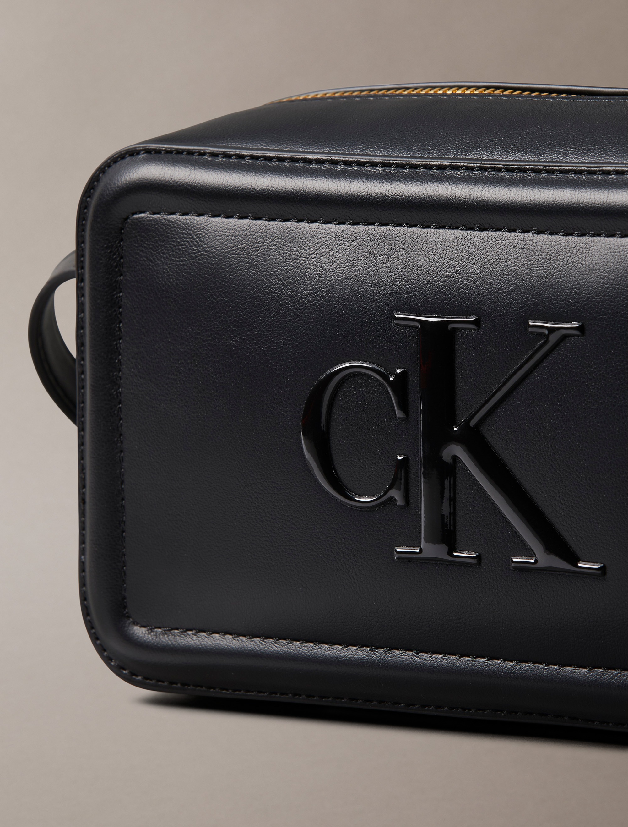 Calvin Klein Mini Bag »RAISED CK CAMERA BAG«, kleine Damen-Umhängetasche, Schultertasche, Kamerabag mit CK-Logo
