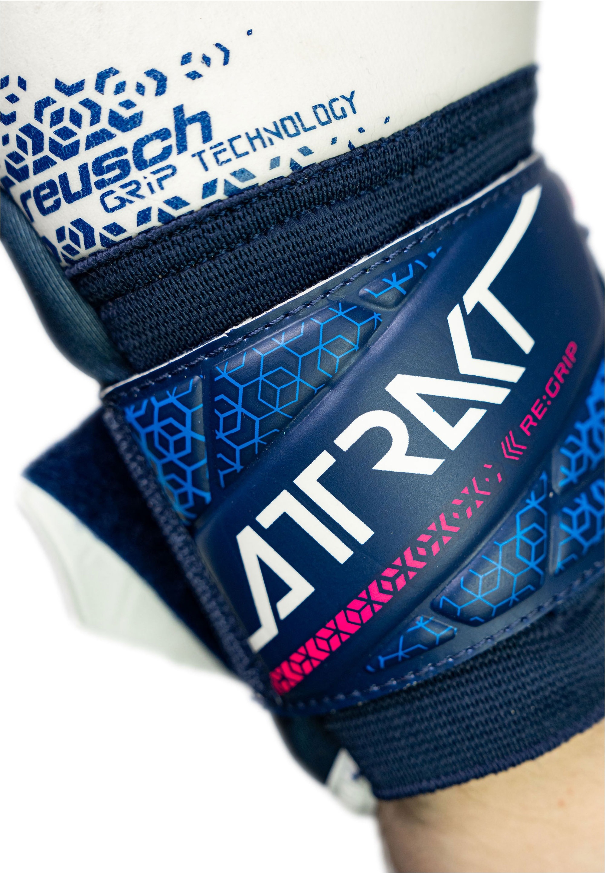 Reusch Torwarthandschuhe »Attrakt RE:GRIP«, mit Negative Cut