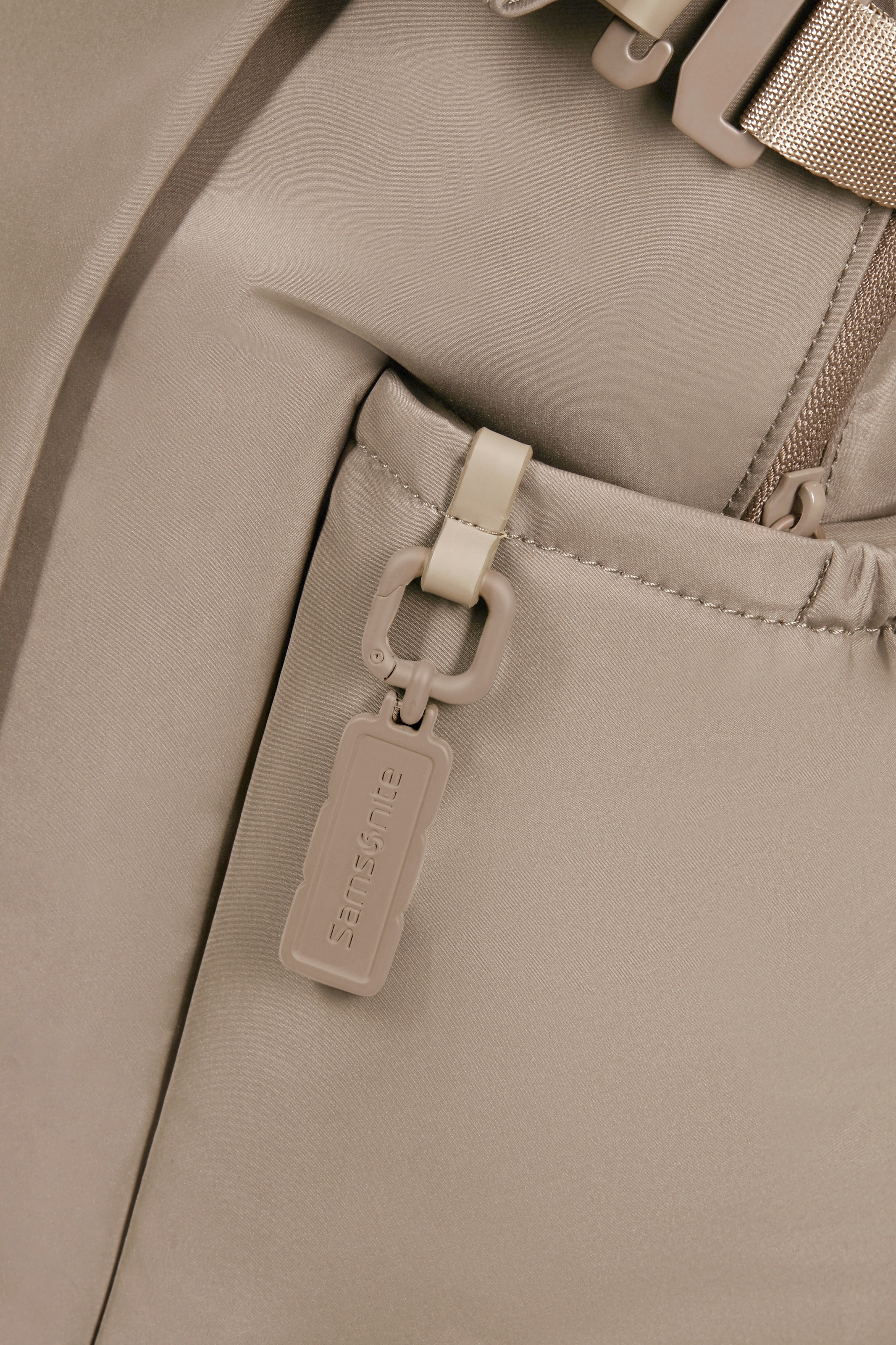 Samsonite Notebookrucksack »ESSENTIS Jana Ina Zarrella 25/31 L 15.6" RFID« RFID Softes, mattes Nylon, federleicht mit herausnehmbarer Trennwand
