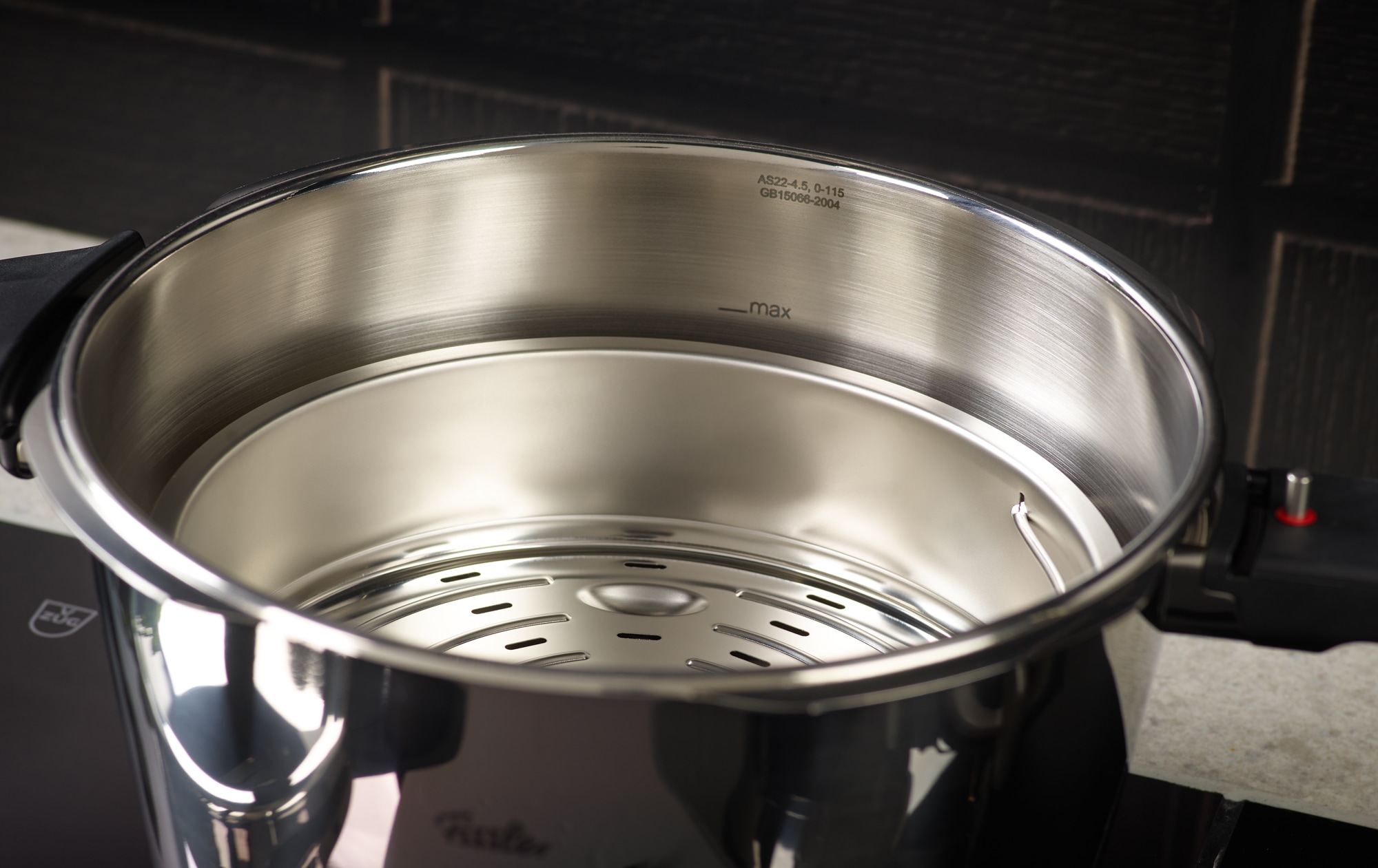 Fissler Schnellkochtopf »Vitaquick® Premium«, Edelstahl 18/10, (3 tlg.), Made in Germany, mit gelochtem Einsatz