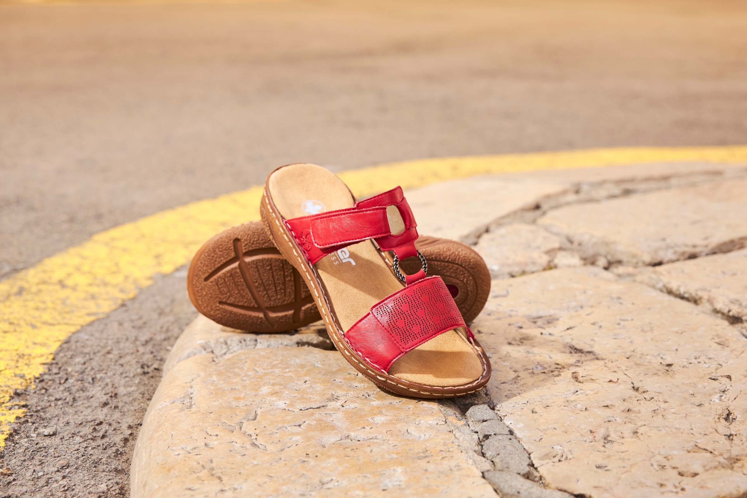 Rieker Pantolette, Sommerschuh, Schlappen, Urlaubschuh, Klettschuh mit Perf günstig online kaufen