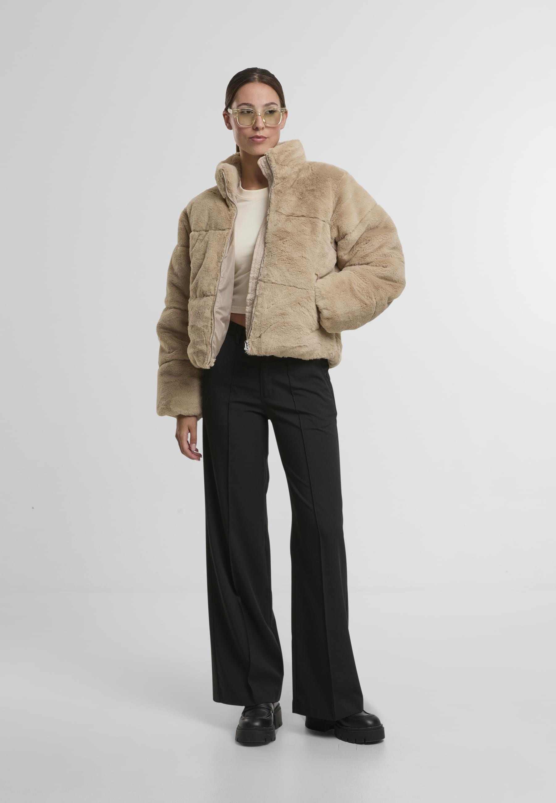 URBAN CLASSICS Winterjacke »Urban Classics Ladies Short Faux Fur Puffer Jacket«, (1 St.), ohne Kapuze
