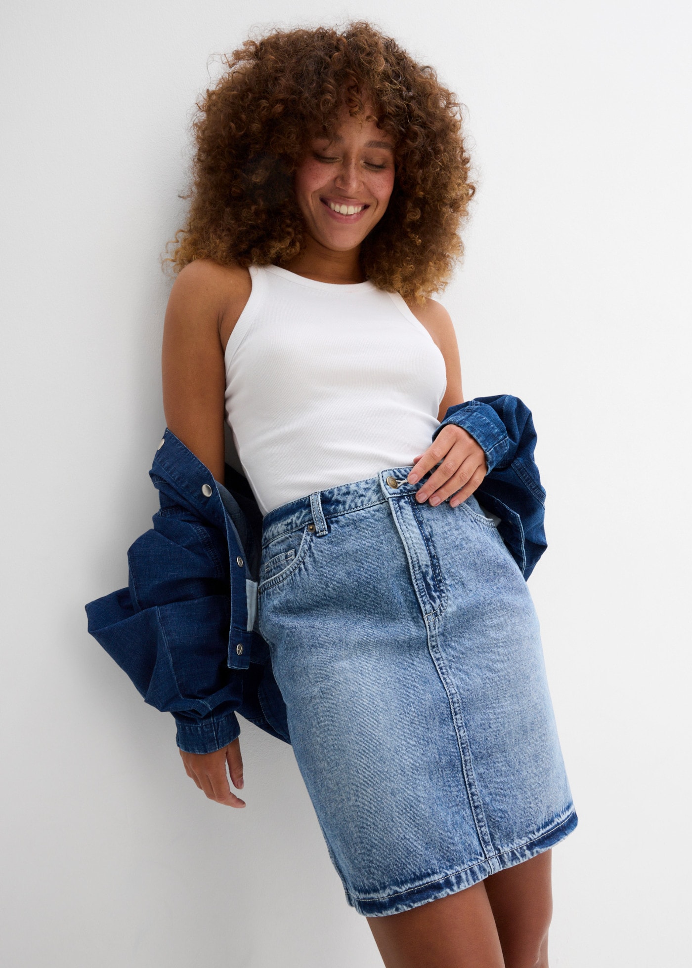 bonprix Jeansrock regular fit, mit hinterem Schlitz, aus Baumwolle
