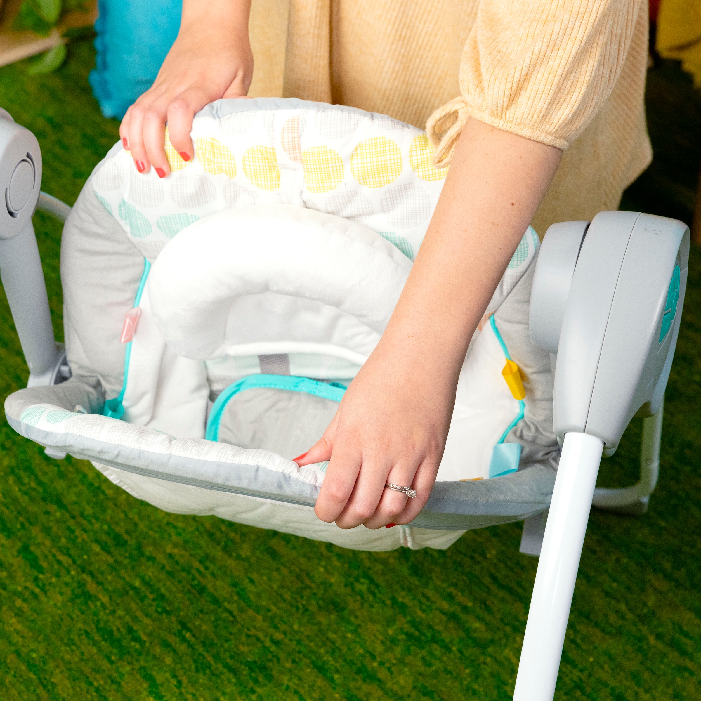 Bright Starts Babywippe »Whimsical Wild Portable Swing« bis 9 kg mit Sound-Effekt