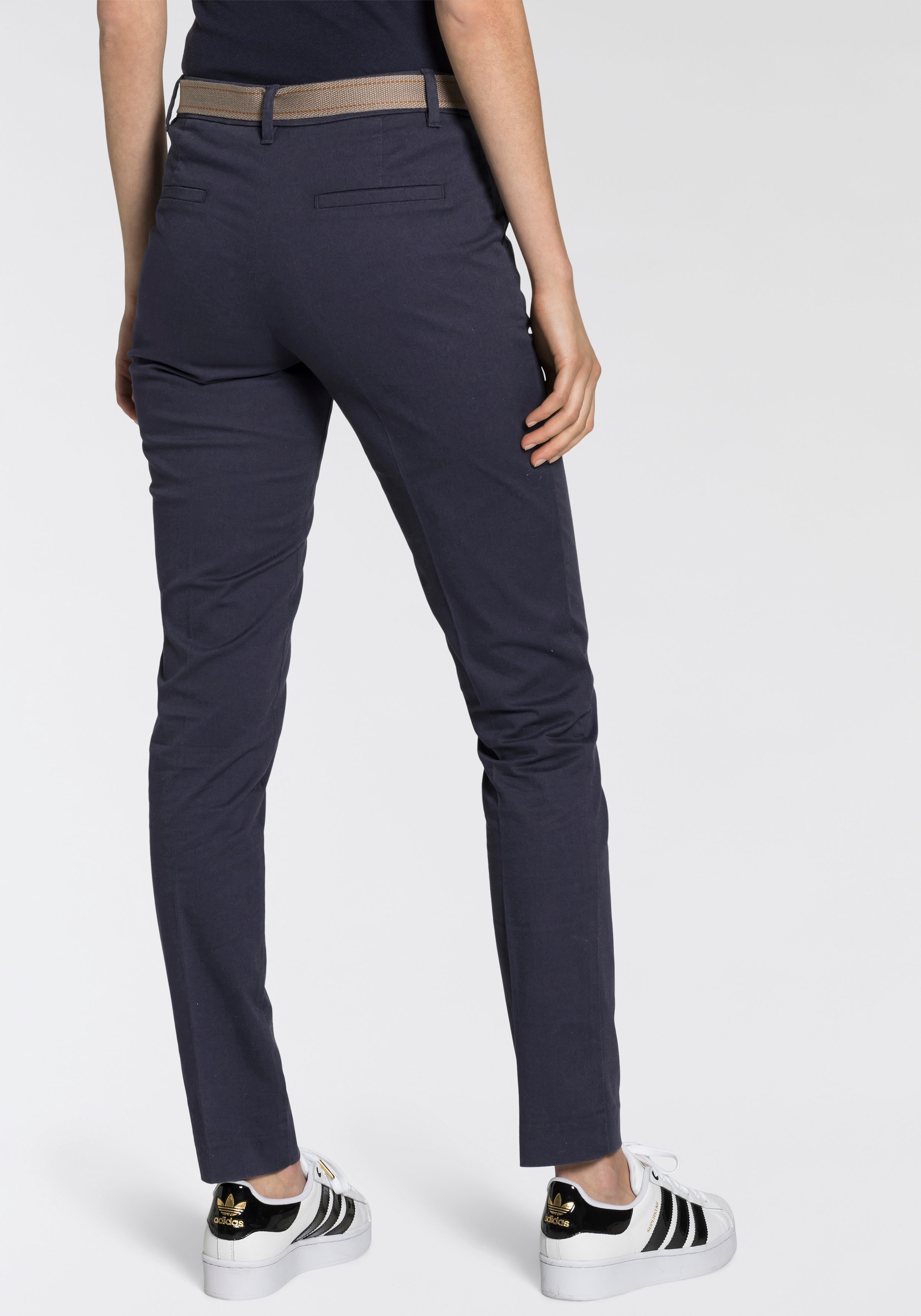 AJC Chinohose in lässiger Form mit konstrastfarbendem Gürtel günstig online kaufen