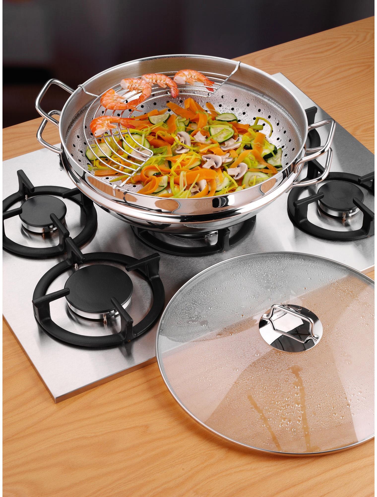 WMF Wok »Wokpfanne Macao 36 cm, Induktion«, Cromargan® Edelstahl Rostfrei 18/10, (Set, 4 tlg., 1 x Wok mit Glasdeckel, Dämpfeinsatz, Rezeptheft), für alle Herdarten geeignet, scharfes Anbraten bei hohen Temperaturen