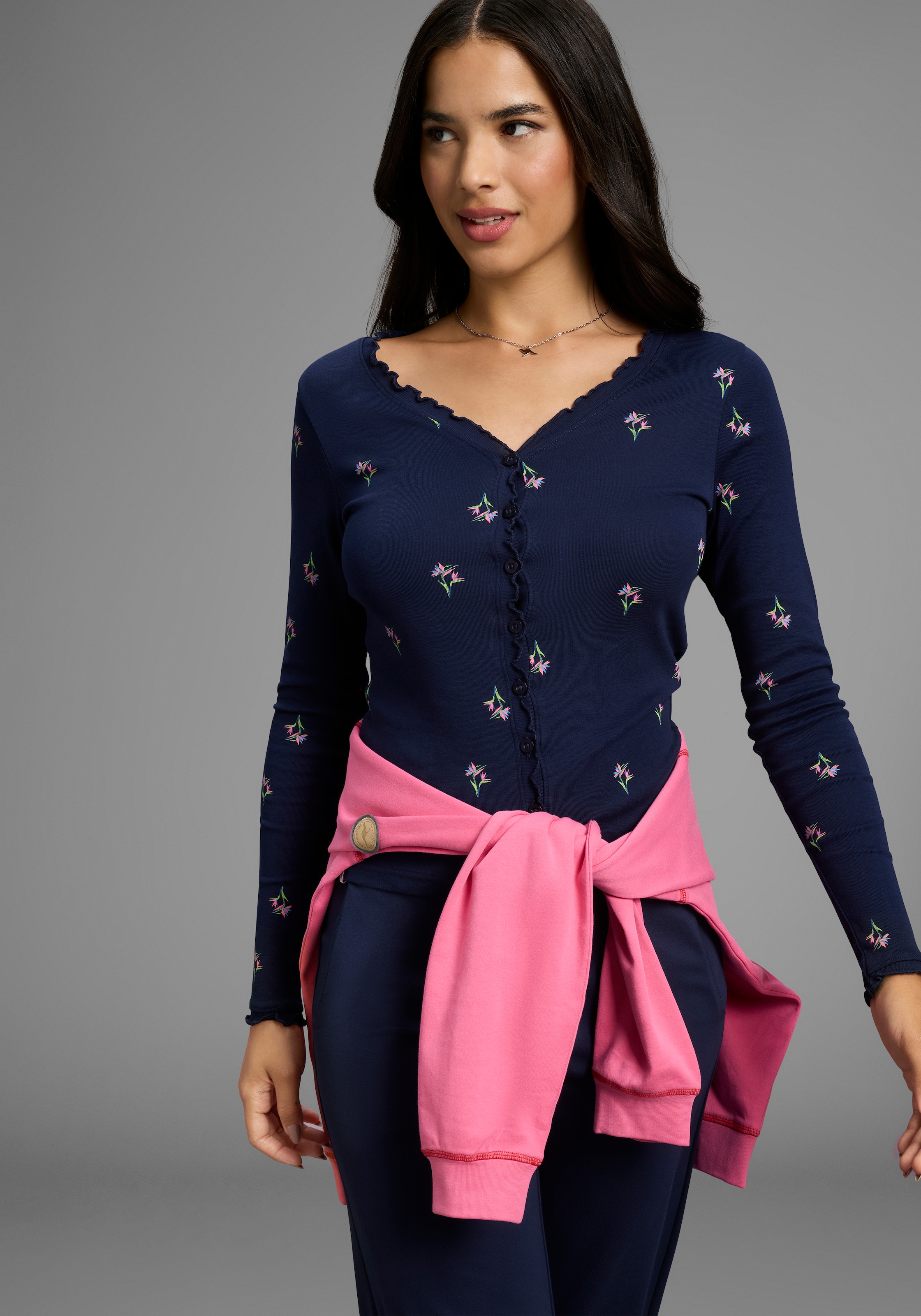KangaROOS Langarmshirt mit V-Ausschnitt, figurbetonte Passform, hüftlange Form, aus Rippware