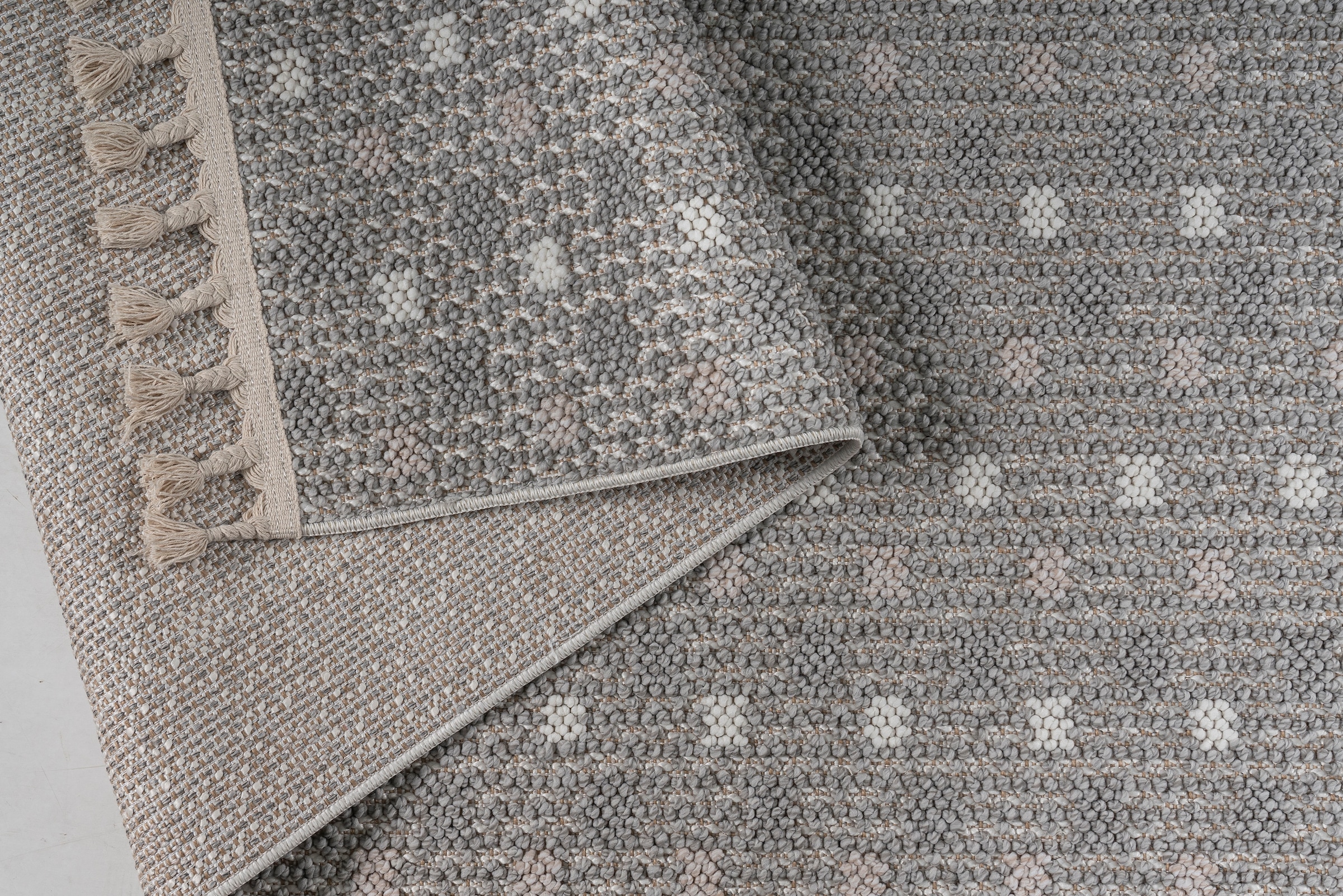 Bruno Banani Teppich »Dotty«, rechteckig, 6 mm Höhe, Woll-Optik, Hoch-Tief Struktur, In- und Outdoor geeignet, mit Fransen