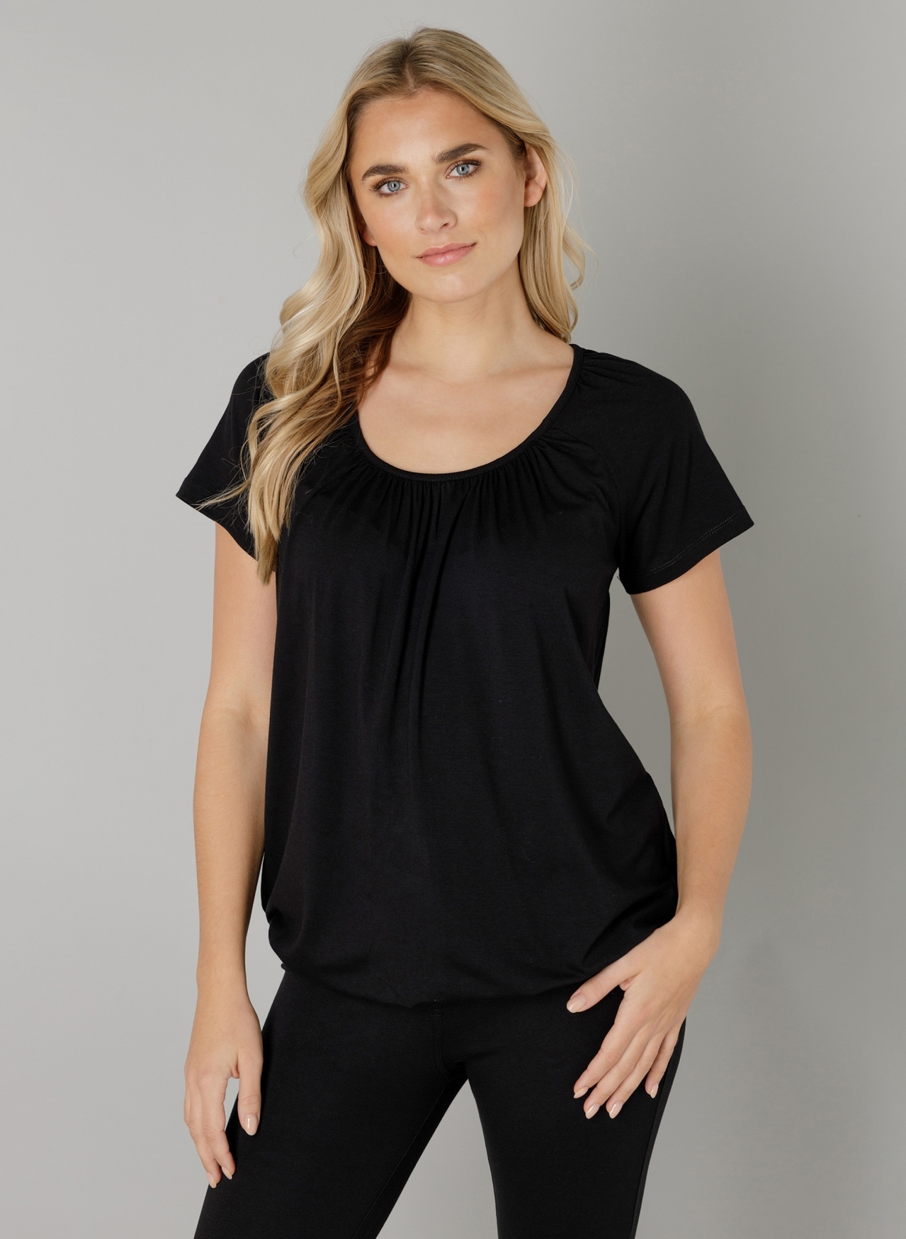 Base Level T-Shirt »Yona«, mit Raffung am Ausschnitt und elastischem Bund