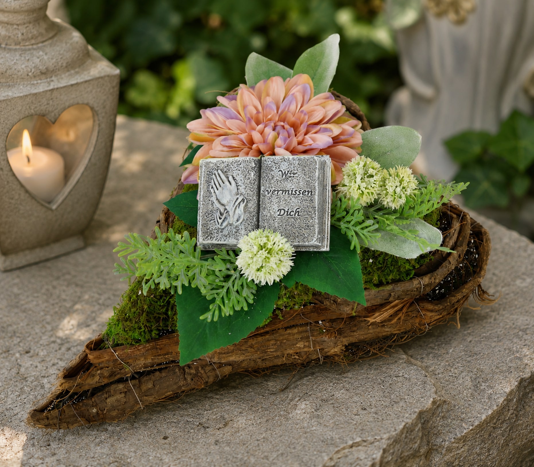 OTTO home Kunstblume »Gesteck mit Dahlie und Allium im Pflanz-Herz« Dekoratives Herzgesteck mit Buchfigur und Blütenarrangement