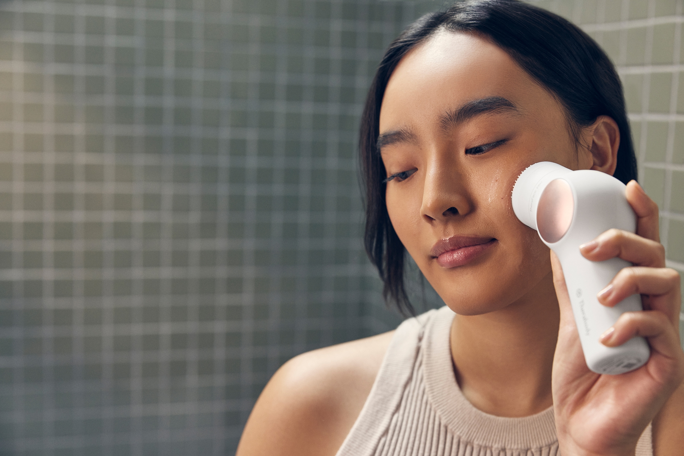 Therabody Gesichtsmassagegerät »TheraFace PRO, preisgekröntes All-in-one-Gerät für die Hautpflege«, Tiefenreinigung, Mikrocurrent, LED-Lichttherapie