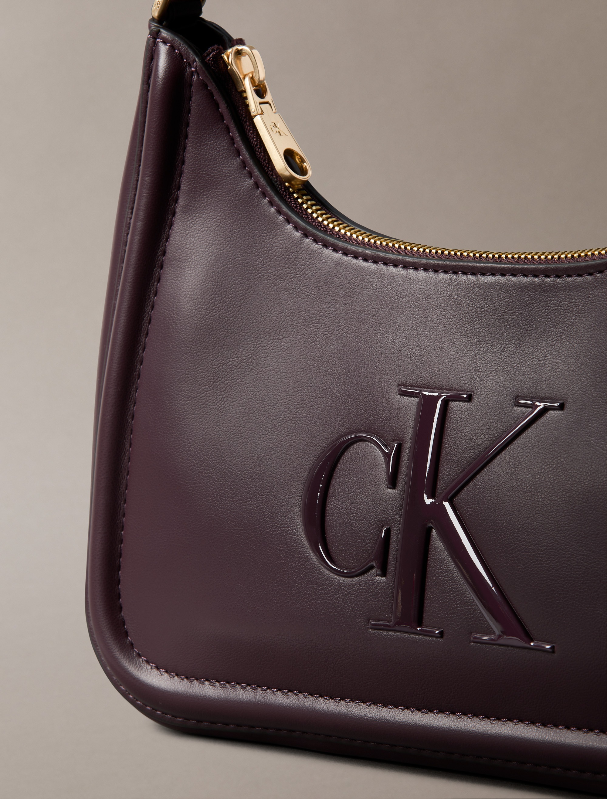 Calvin Klein Schultertasche »RAISED CK SMALL SHOULDER BAG«, Henkeltasche, Damen-Handtasche, Umhängetasche mit CK-Logo