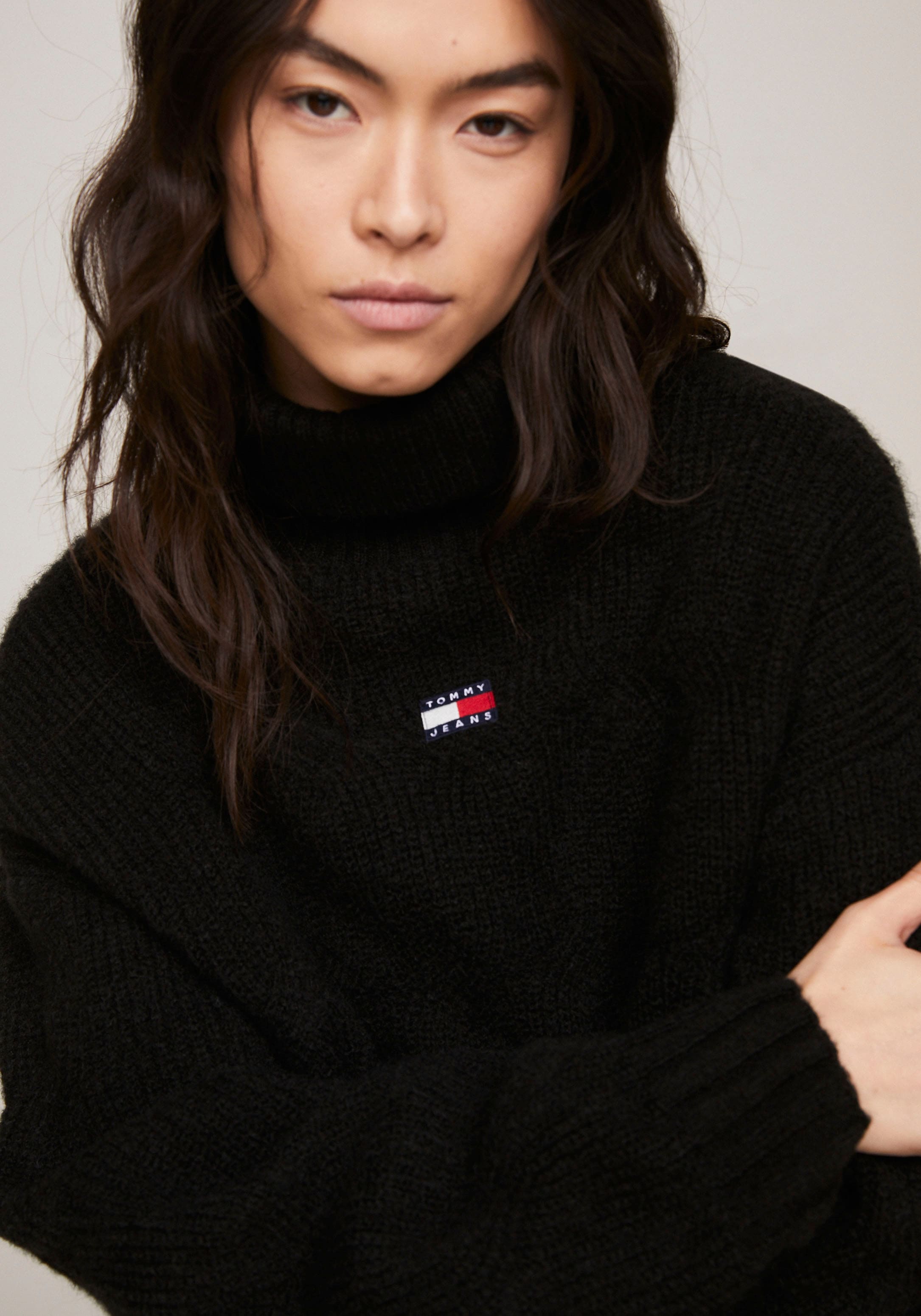 Tommy Jeans Strickpullover »TJW BADGE TRTLNK CABLE SWEATER«, mit Rollkragen, Rippenstrick