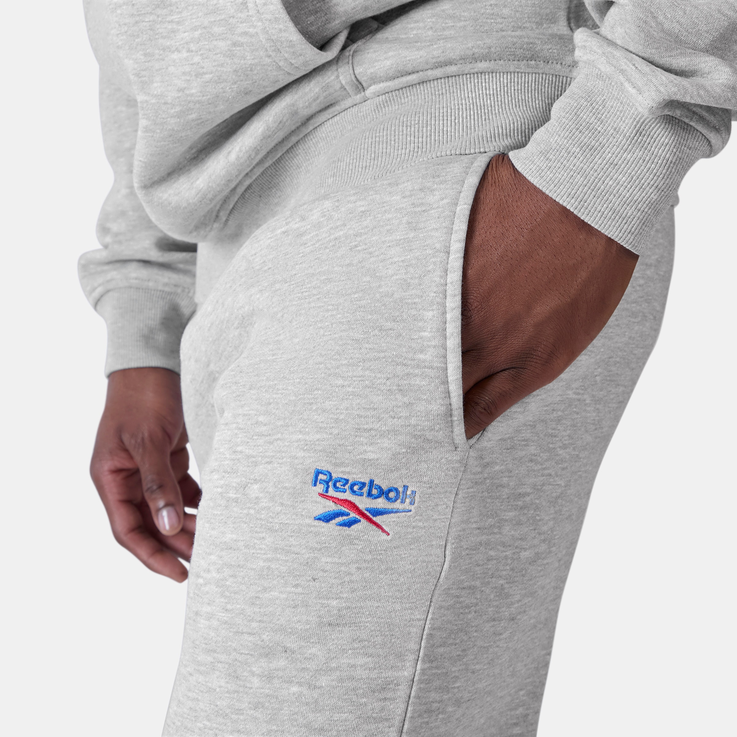 Reebok Jogginghose »ID 2-COLOUR LOGO FLEECE CUFFED JOG PANT«  mit Fleece, auch in großen Größen