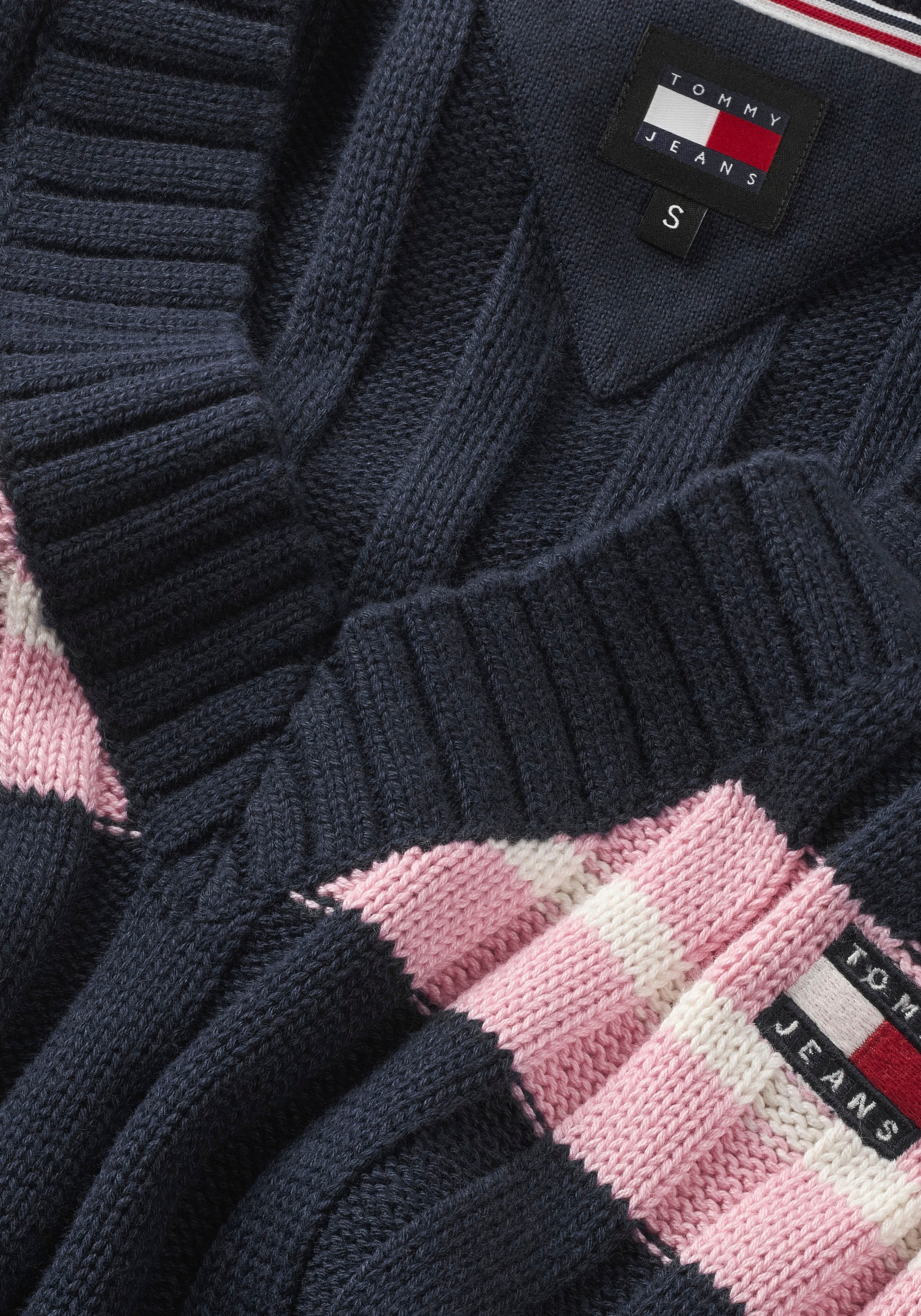 Tommy Jeans V-Ausschnitt-Pullover »TJW STRIPE V-NECK VEST«, mit Logopatch