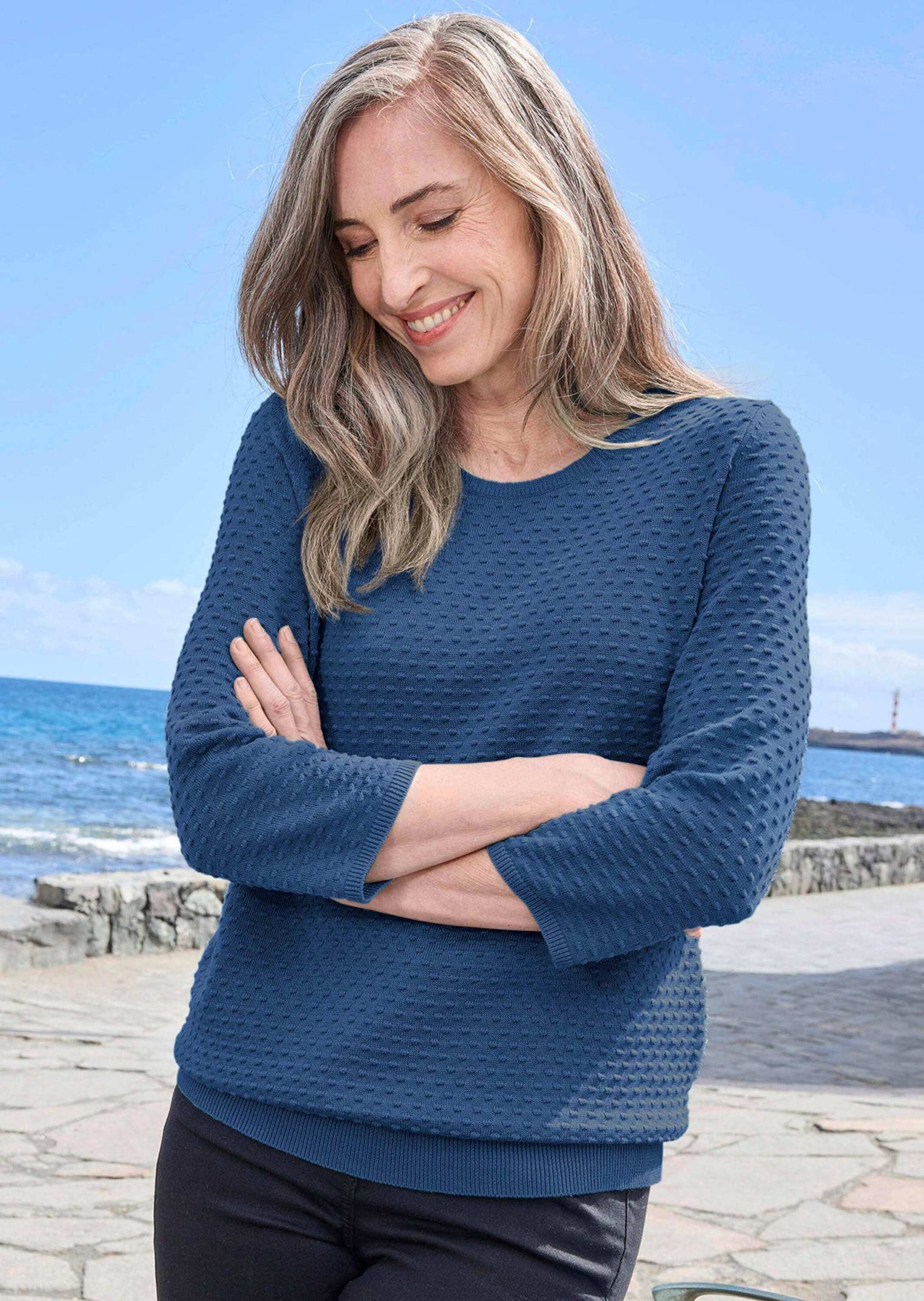 GOLDNER Rundhalspullover »Kurzgröße Strickpullover mit Pünktchenmuster«
