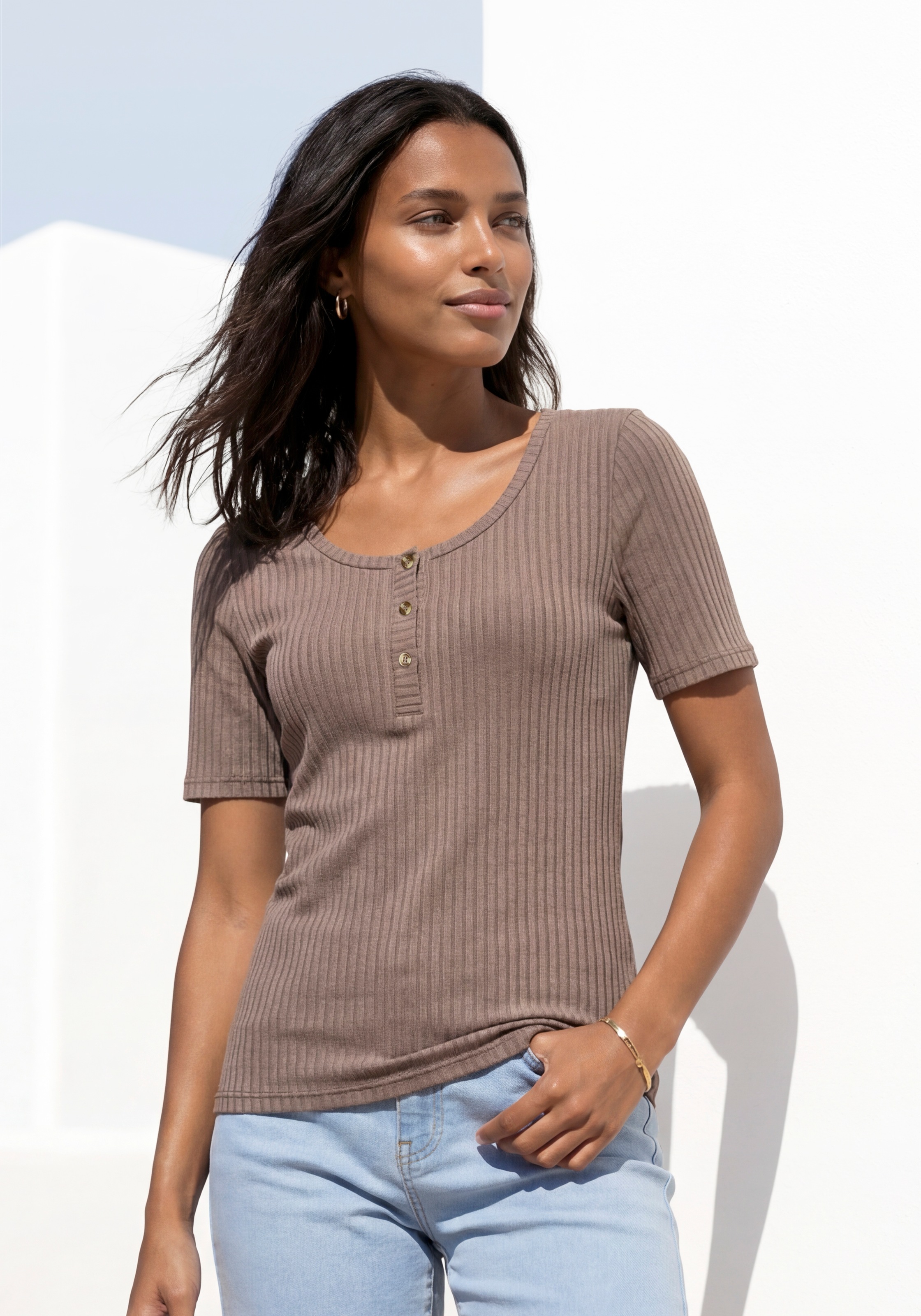 LASCANA Kurzarmshirt "mit kurzer Knopfleiste" aus elastischem Viskose Rippstrick, sommerlich leicht