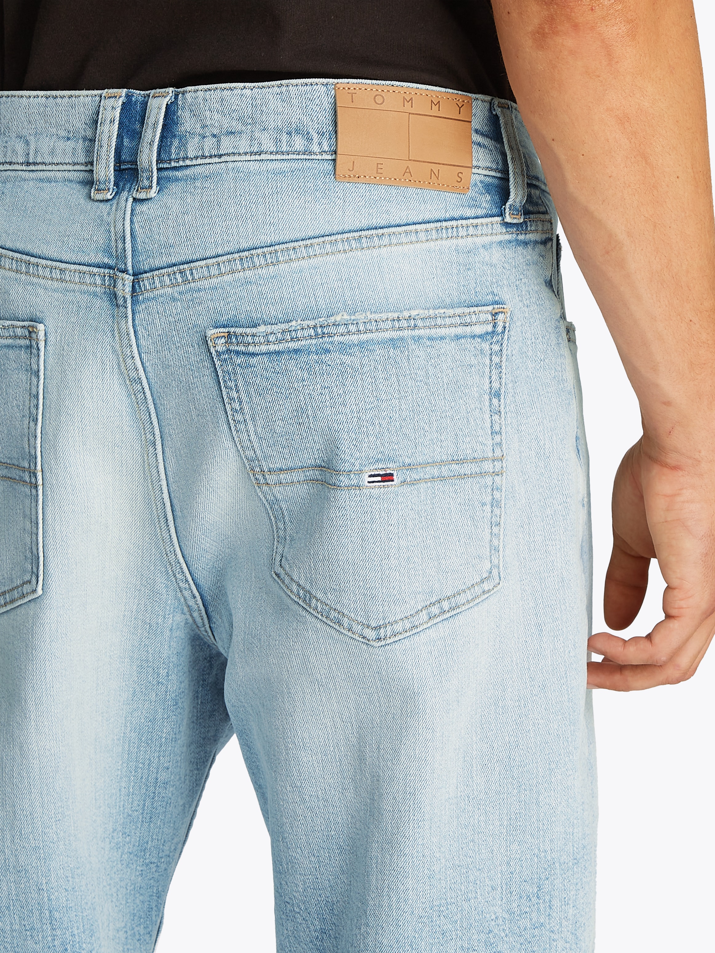 Tommy Jeans Gerade Jeans »Isaac Relaxed Tapered«, Mit Gürtelschlaufen