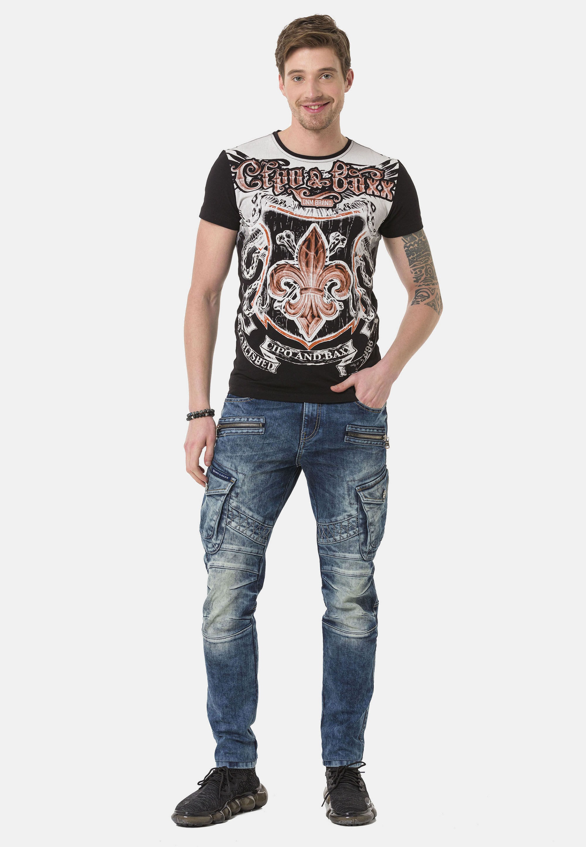 Cipo & Baxx T-Shirt »T-Shirt«, mit rockigen Wappen- und Flügelprints