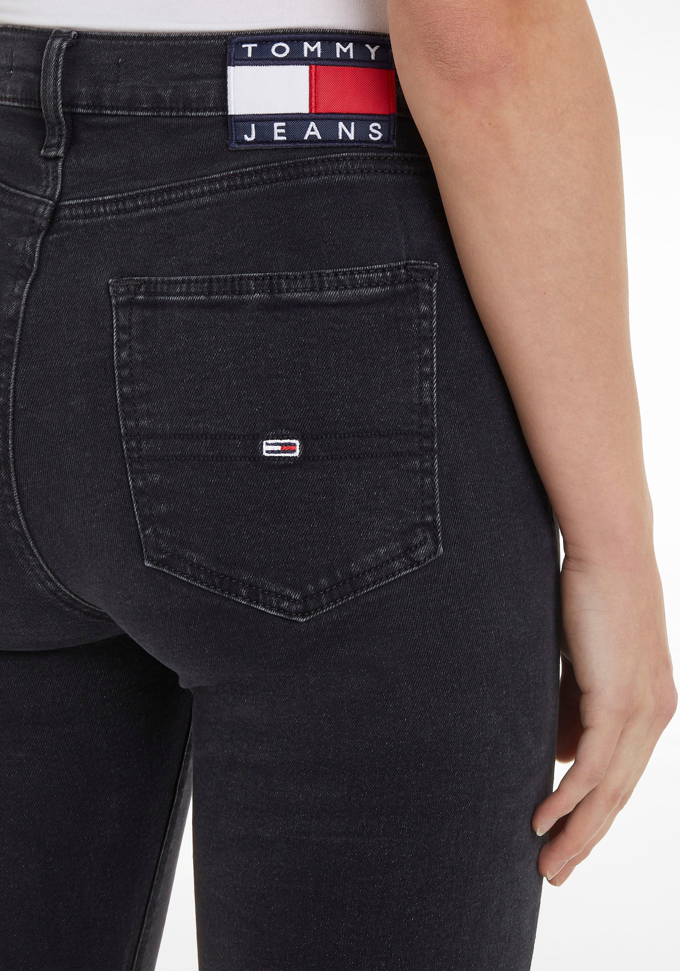 Tommy Jeans Skinny-fit-Jeans »Jeans SYLVIA HR SSKN CG4«, mit Logobadge und Labelflags