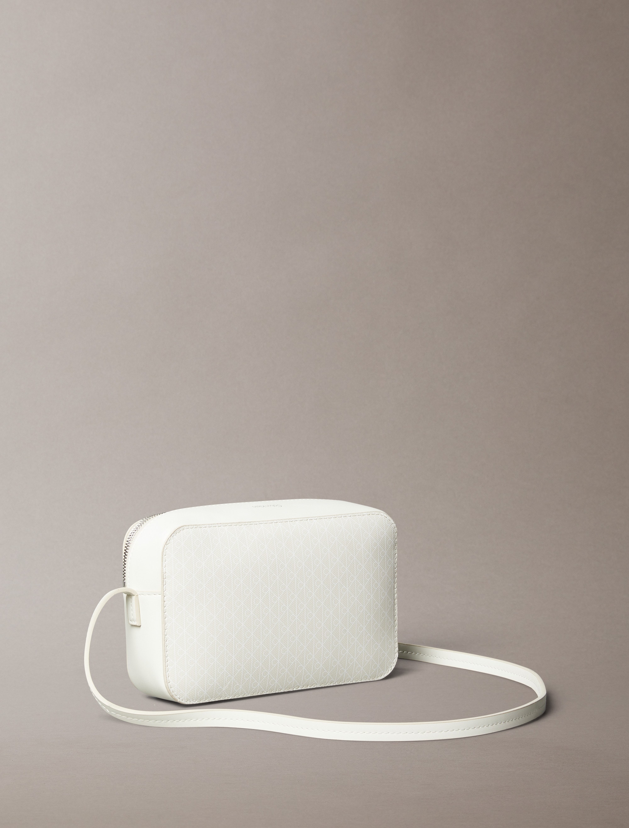 Calvin Klein Mini Bag »AOP ELONGATED CAMERA BAG«, kleine Damen-Umhängetasche, Schultertasche mit Monogramm-Print
