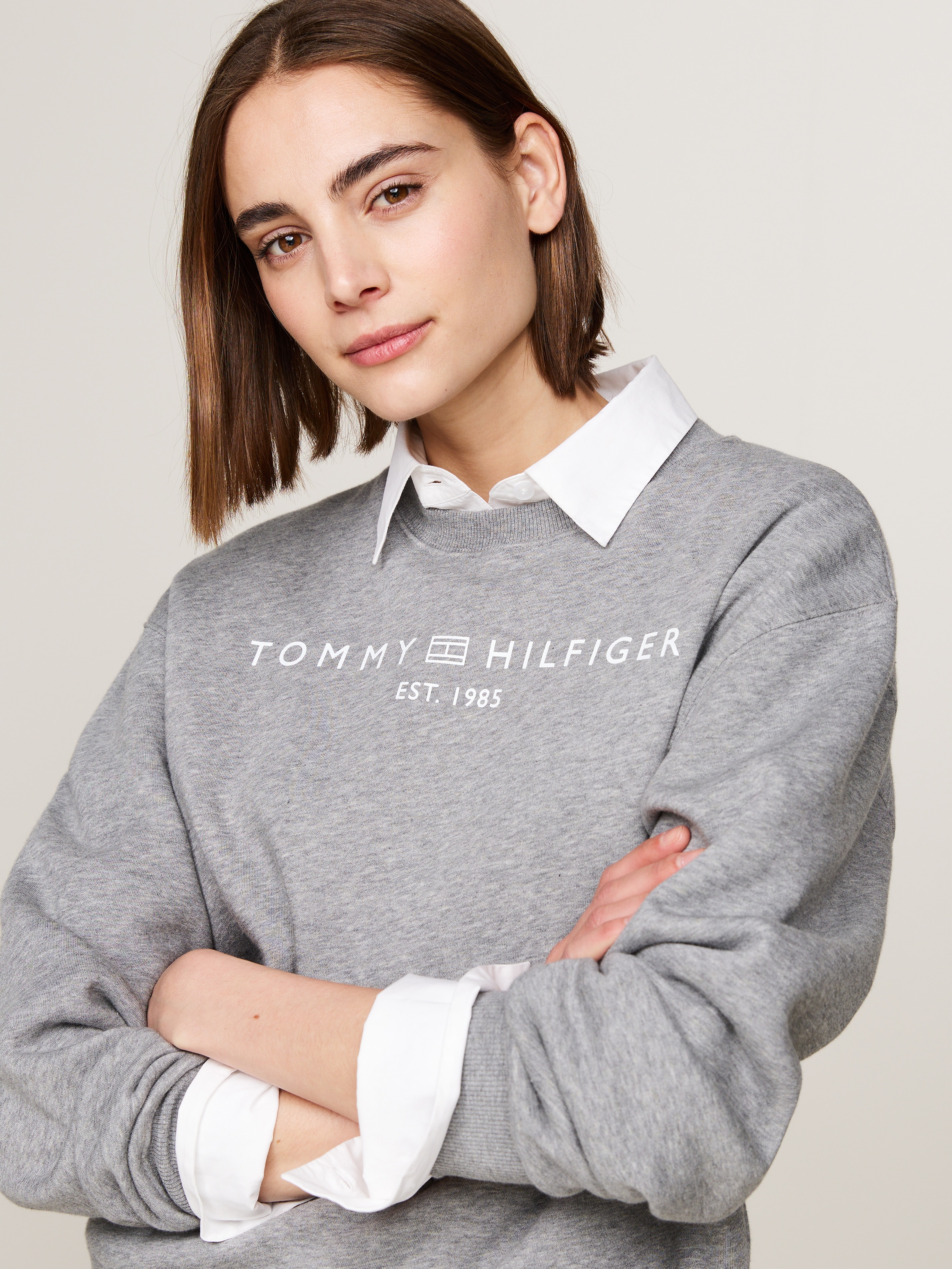 Tommy Hilfiger Sweatshirt »MDRN REG CORP LOGO C-NK SWTSHRT«, mit Logoschriftzug