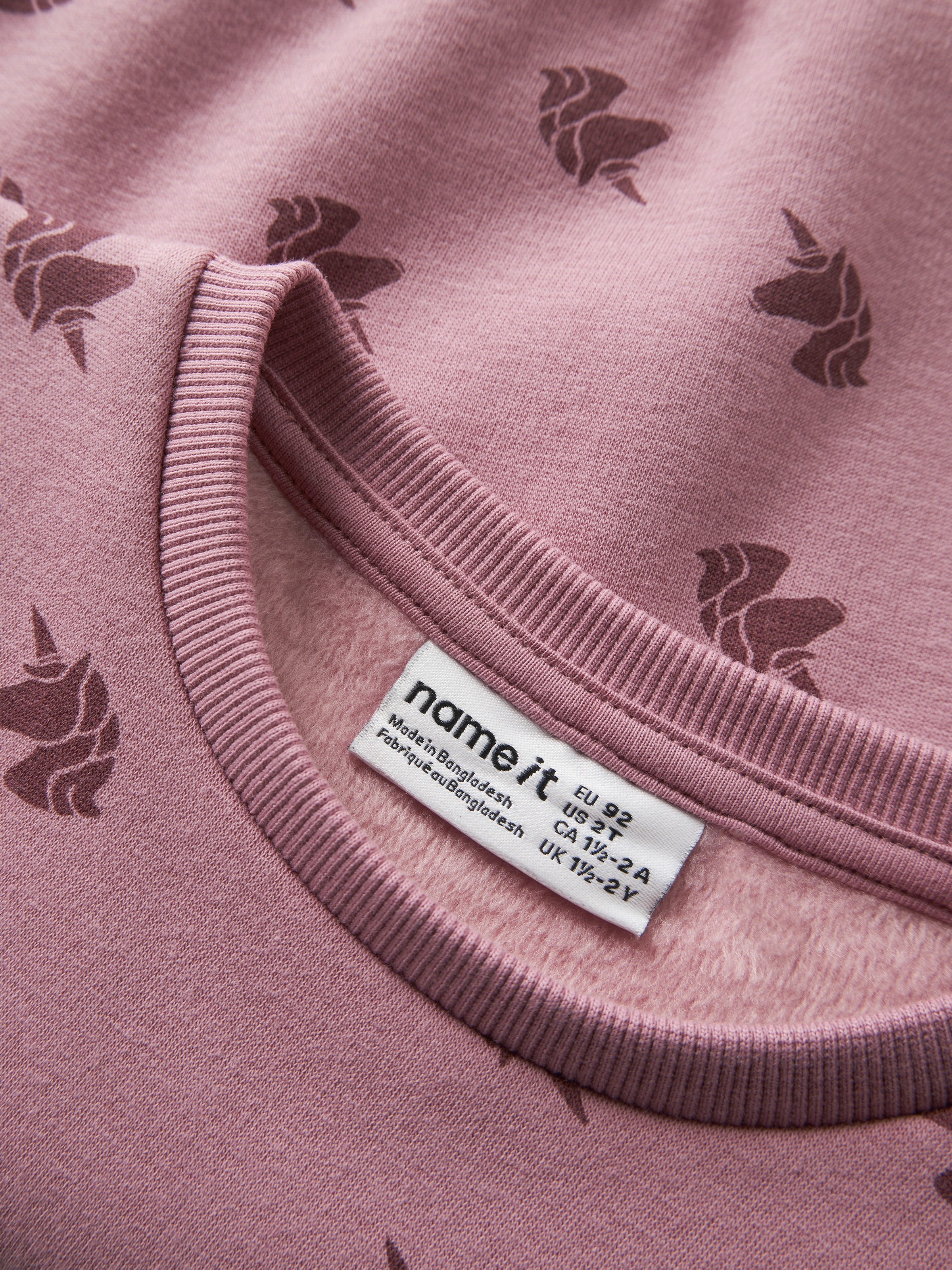 Name It Sweatshirt »NMFDAVINA LS SWEAT FLEECE BRU NOOS«, in klassischer Form und mit tollem Alloverprint
