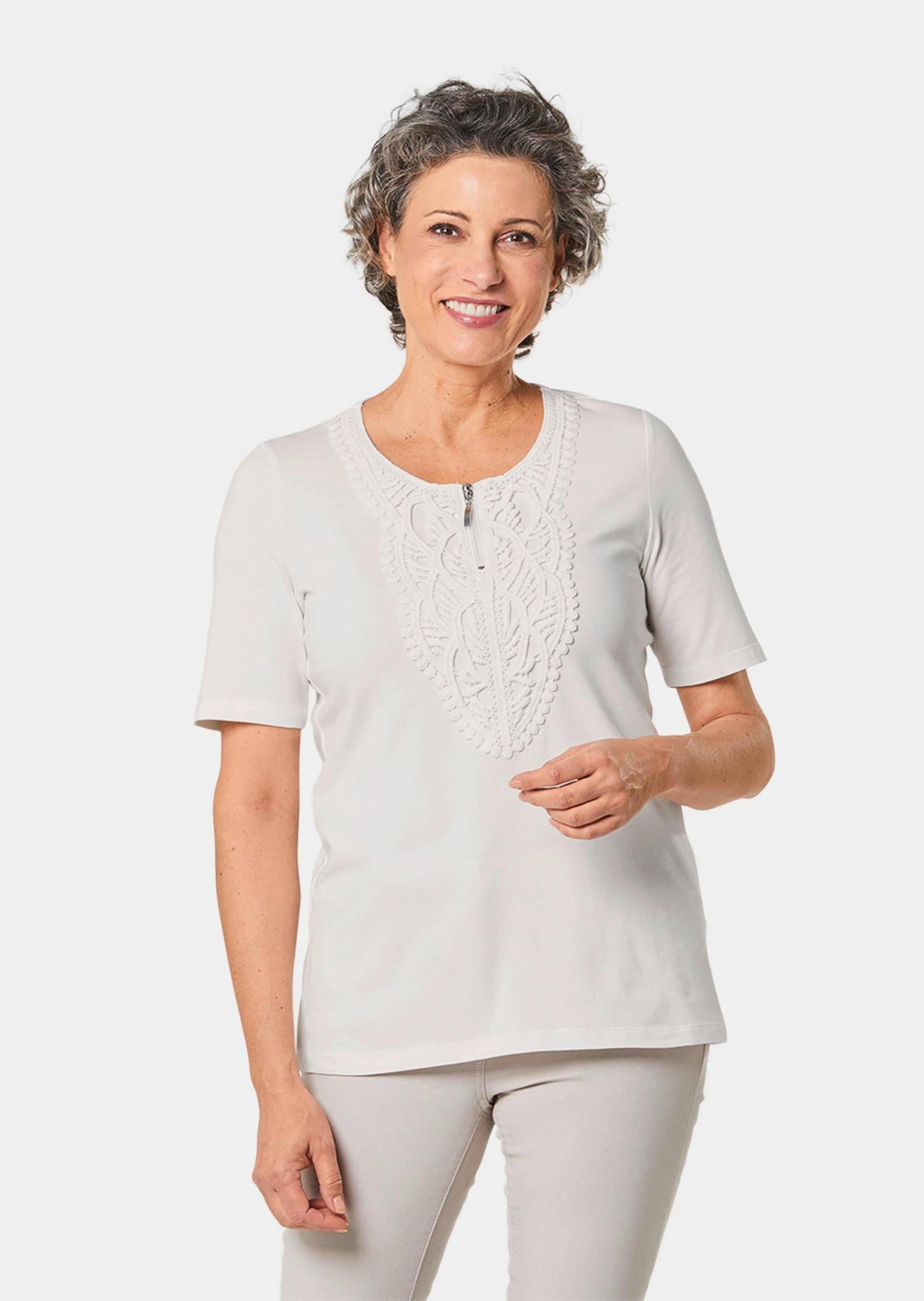 GOLDNER Kurzarmshirt »Kurzgröße Rundhalsshirt mit Häkelspitze«