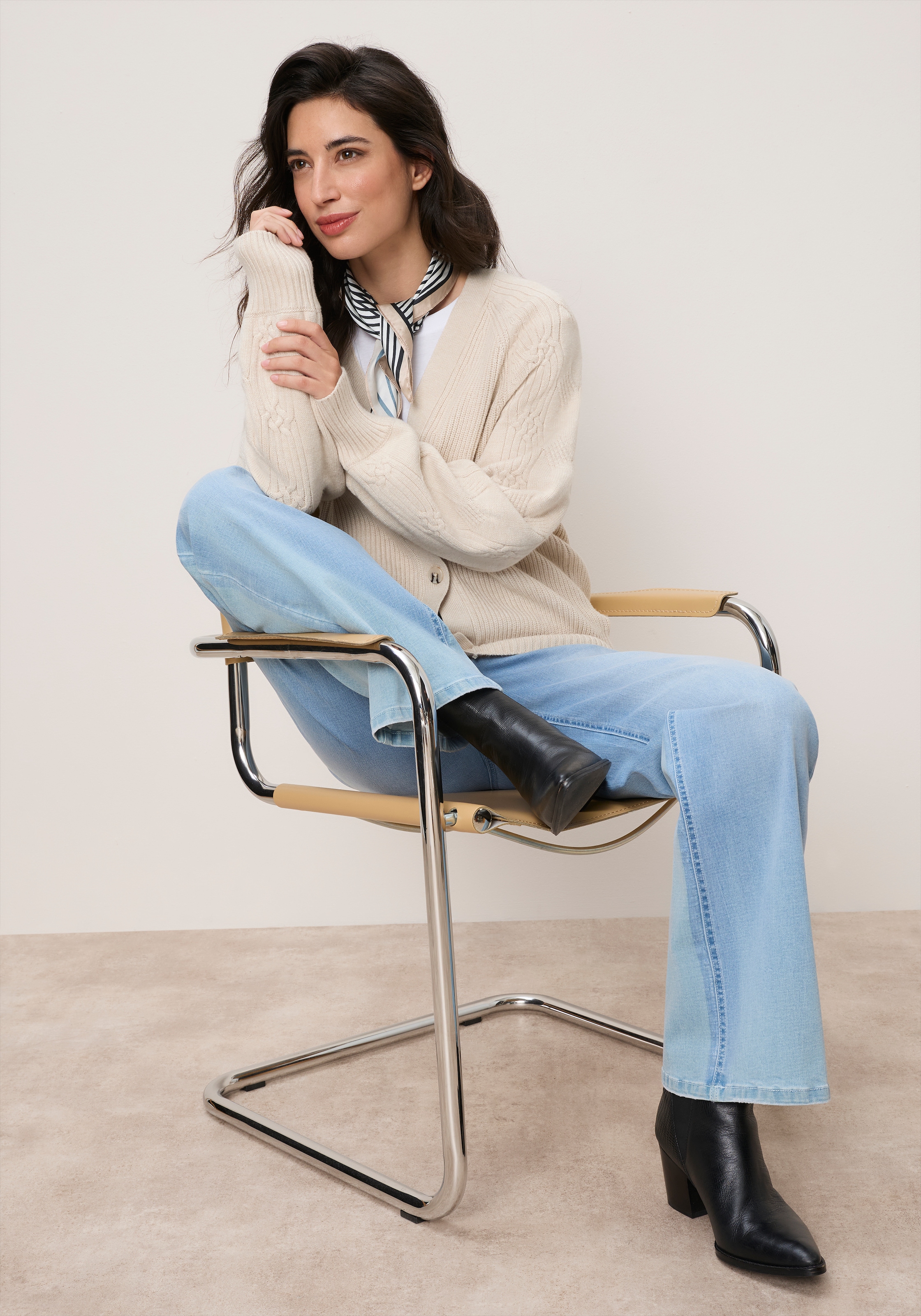 Tamaris Strickjacke »mit V-Ausschnitt und Zopfstrickmuster« aus weicher Viskosemischung